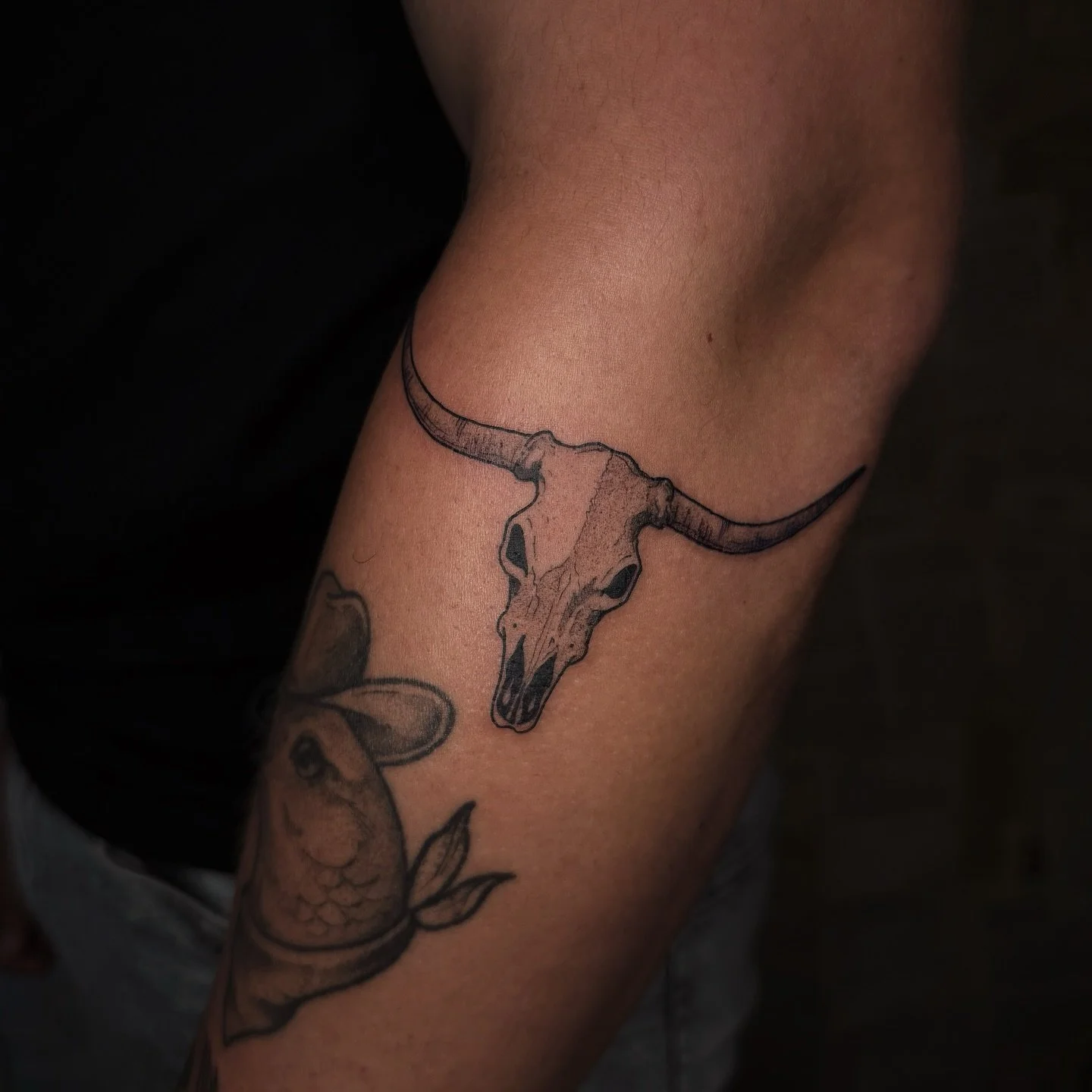 Bull skull from a bit ago!

My books are open for the rest of 2025(:

Made at @honeybirdtattoo 
.
.
.
.
.
.
.
.
.
.
.
#tattooshop #tattooartist #stpetersburg #stpetetattoos #clearwater #clearwaterflorida #dunedin #dunedinflorida #floridatattoo #flori