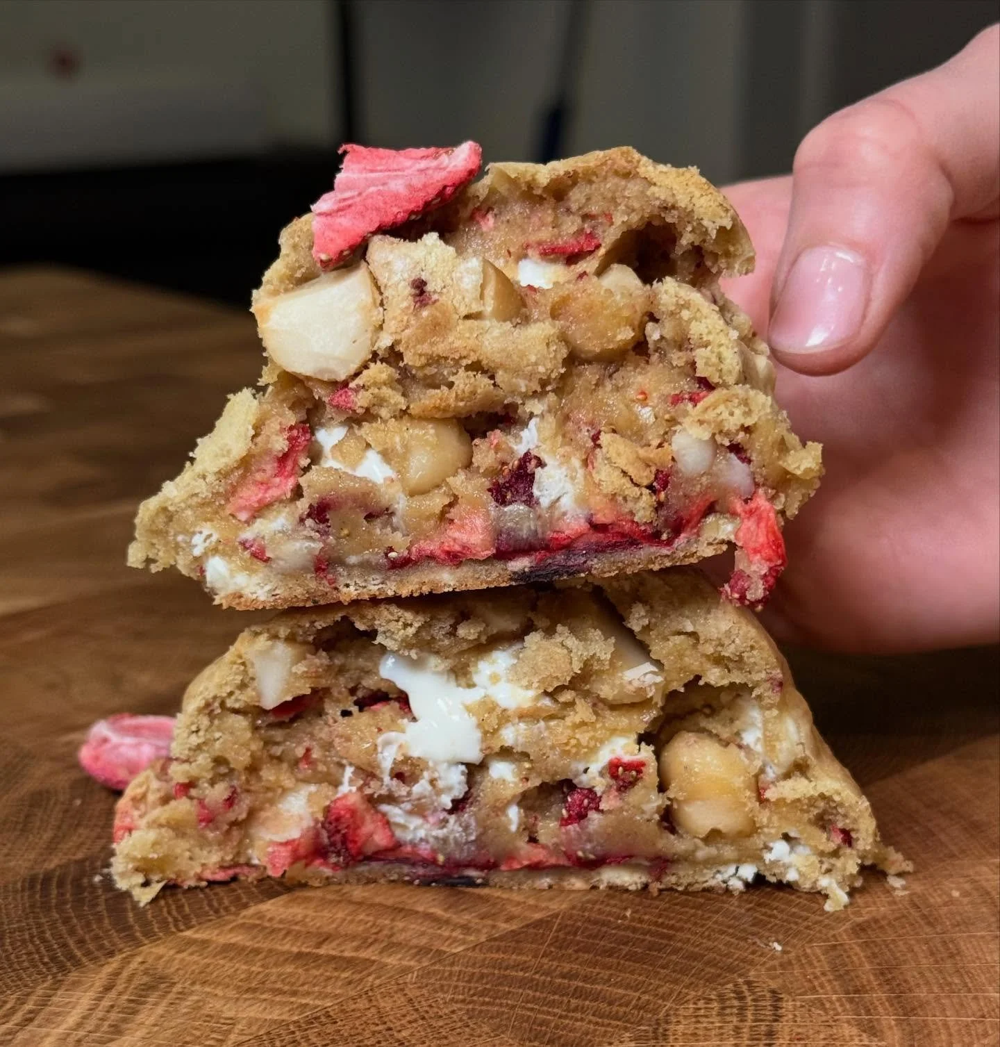 Strawberry Mac Cookie
Crispy outside.
Soft and loaded inside.

The kind of cookie you break open and instantly fall in love with. 🍓🍪

Cr&egrave;me Society
Los Angeles

#cremesociety #stuffedcookie #cookiebreak #losangelesdesserts #whitechocolatecoo