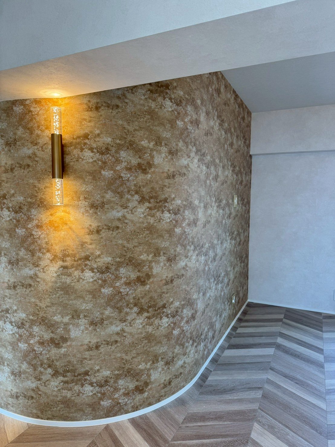 R壁のあるリビング