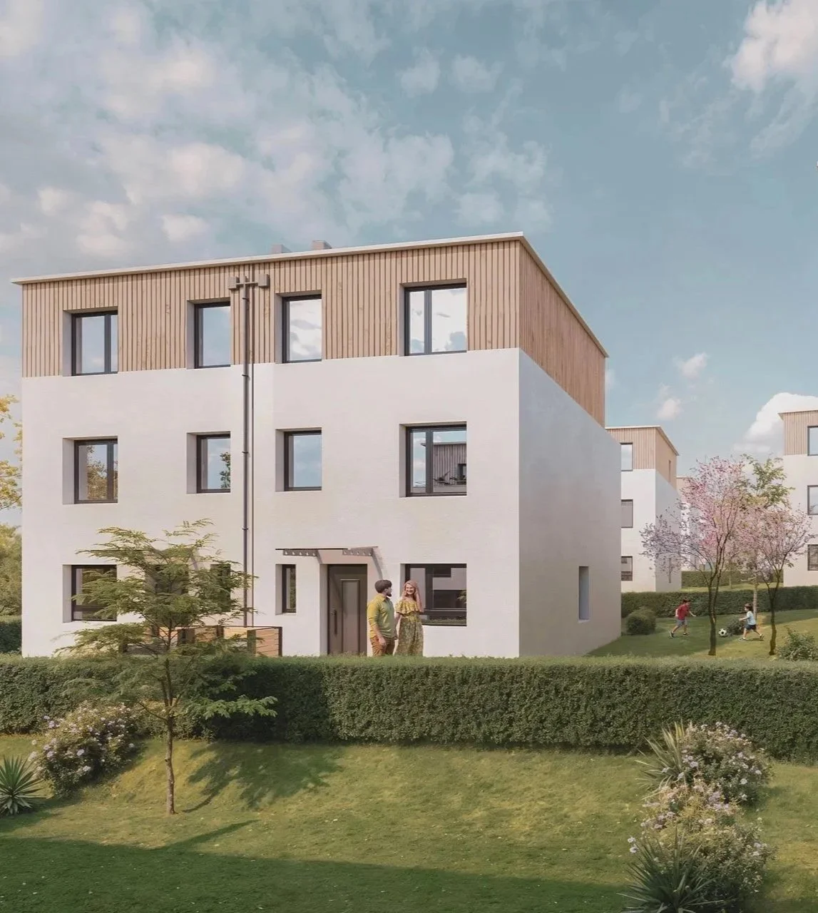 Modernes Mehrfamilienhaus mit weißer Fassade, Holzelementen an der Oberseite, umgeben von Grünflächen, Bäumen und freundlichen Bewohnern, die im Garten spielen.