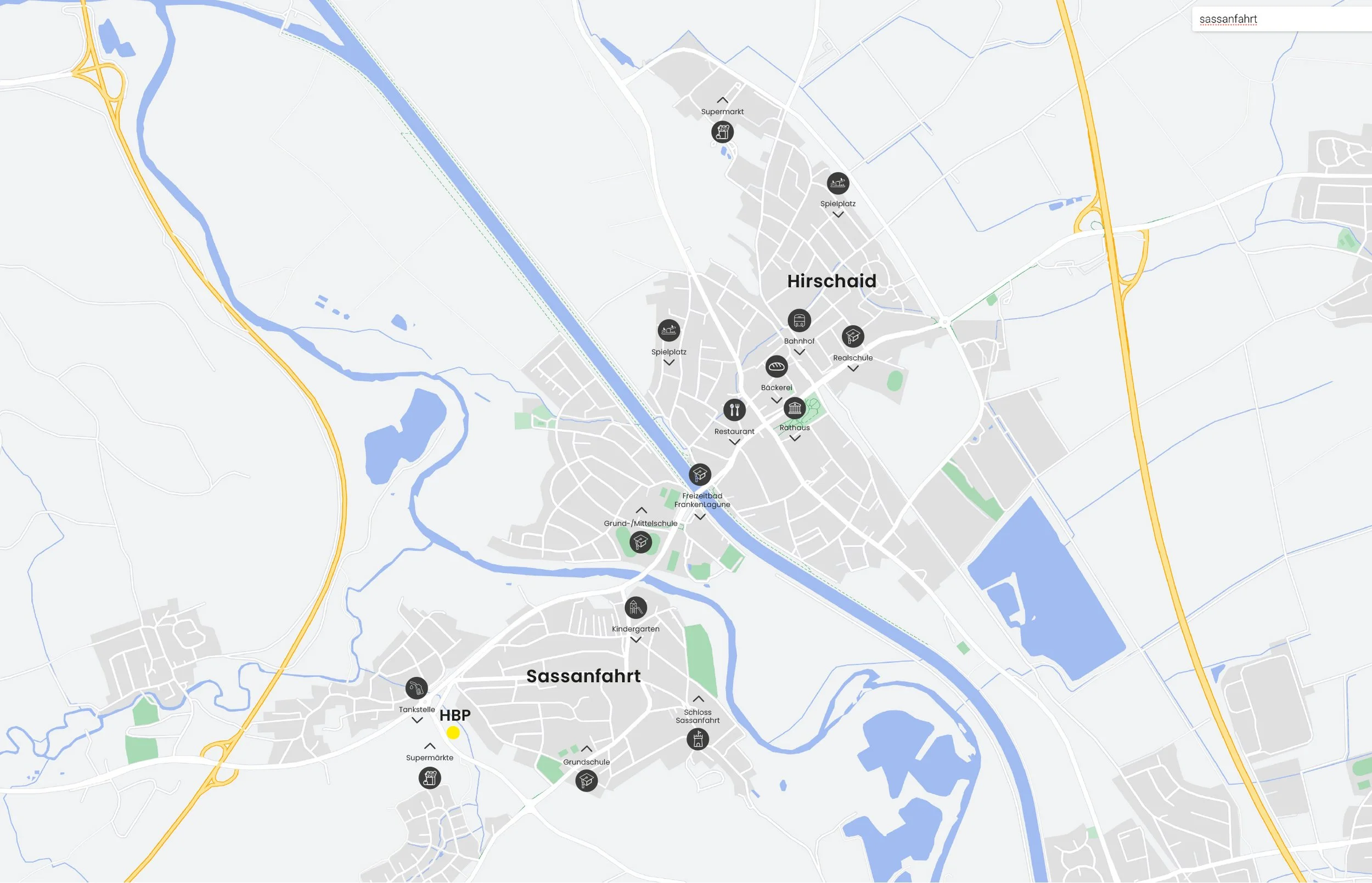 Karte von Sassanfahrt und Hirschhaid mit Sehenswürdigkeiten und Einrichtungen wie Supermarkt, Spielplatz, Bahnhof, Schule, Restaurant, Rathaus, Freibad, Kindergarten, Schloss und Tankstelle.