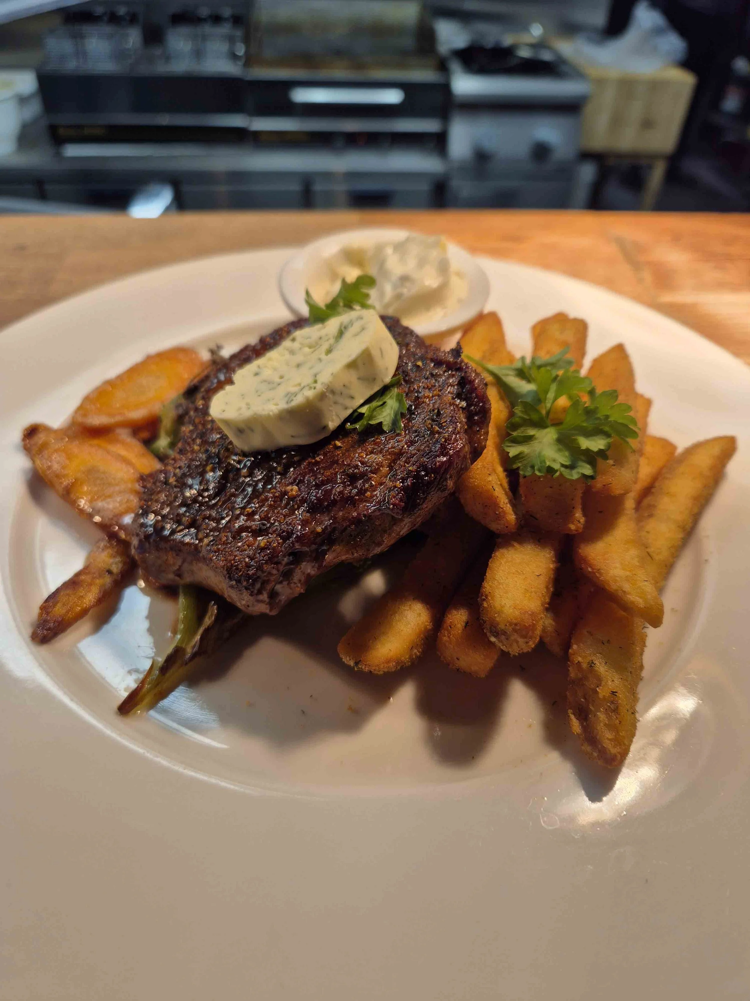 Pihvi ranskalaisilla ja maustevoilla.