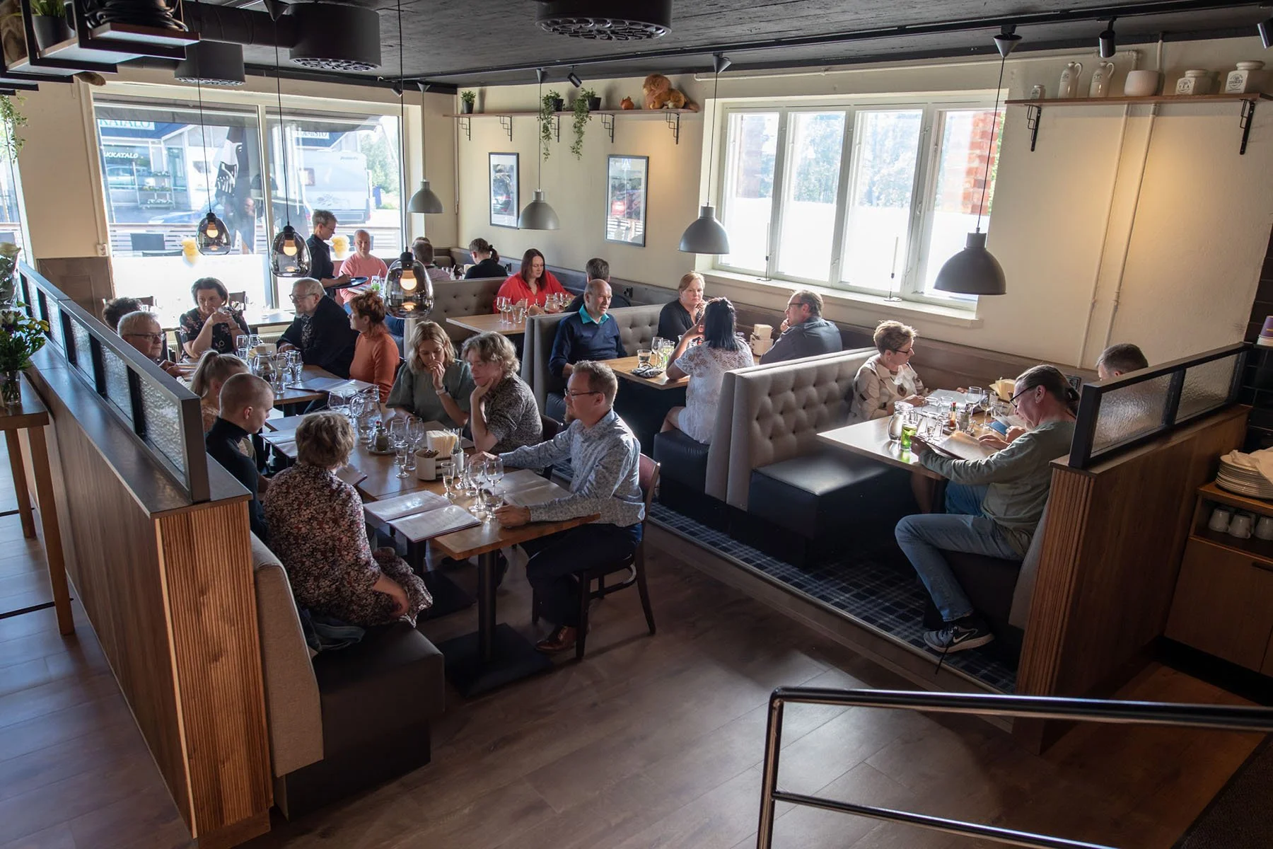 Ravintola Mamma Leone täynnä ihmisiä istuen pöydissä.