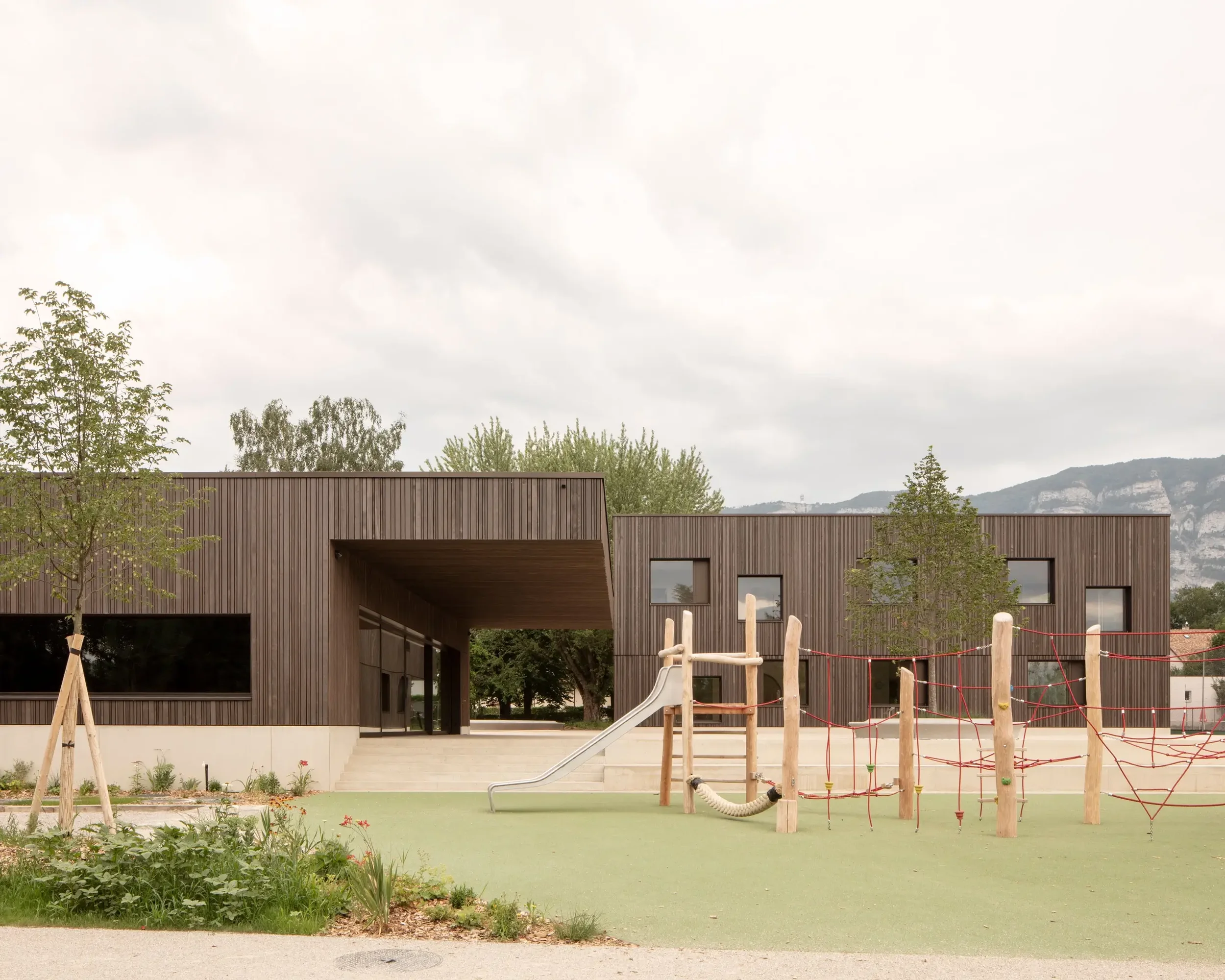 Carneiro_Architectes-Creche_restaurant_centre_sportif_Troinex-14.webp