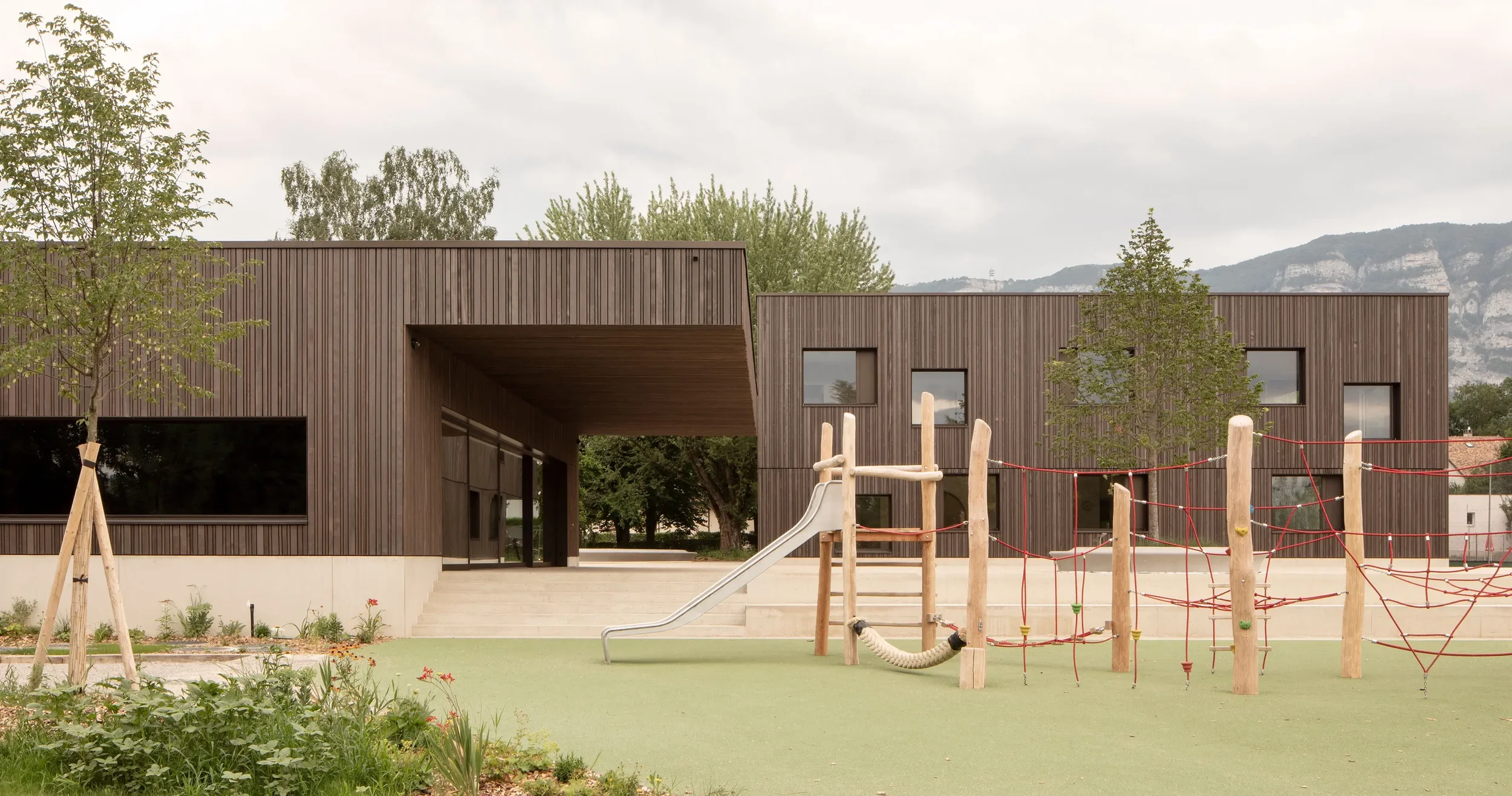 Carneiro_Architectes-Creche_restaurant_centre_sportif_Troinex-14-Alt.webp