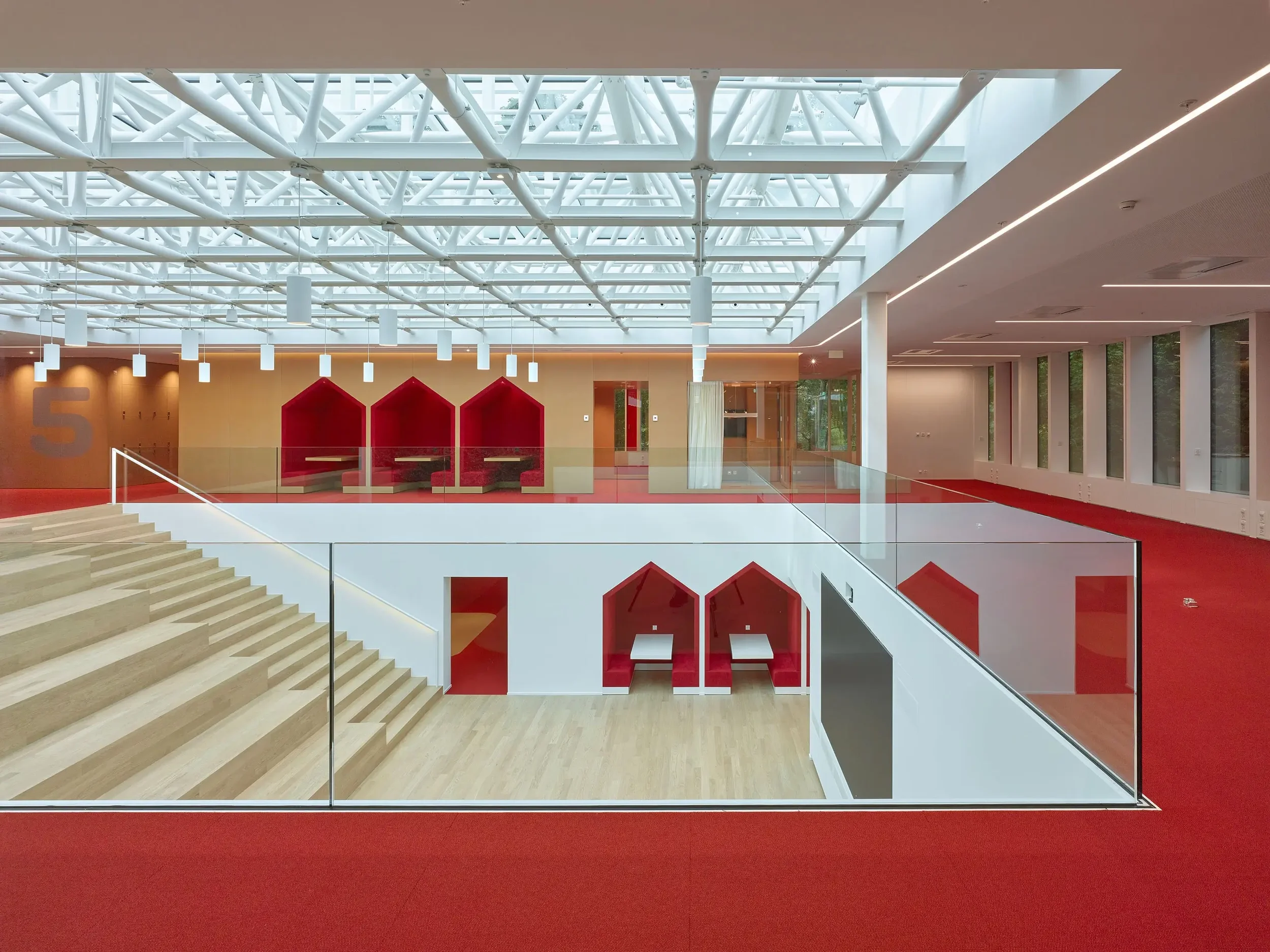 Le principe architectural repose sur une organisation intérieure claire, lisible et fonctionnelle. Les espaces d’accueil, de travail, de circulation et de réunion sont articulés autour d’un grand atrium en double hauteur.    