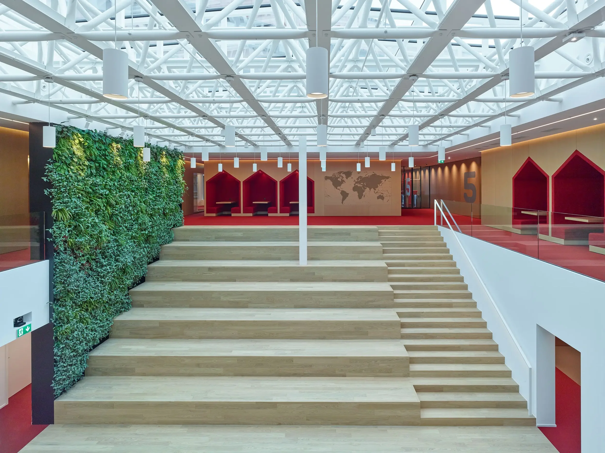  La transparence ainsi que les circulations verticales et horizontales guident l’aménagement. Elles facilitent l’orientation, renforcent les liens entre les programmes et traduisent une notion de service sobre, ouverte et maîtrisée. 