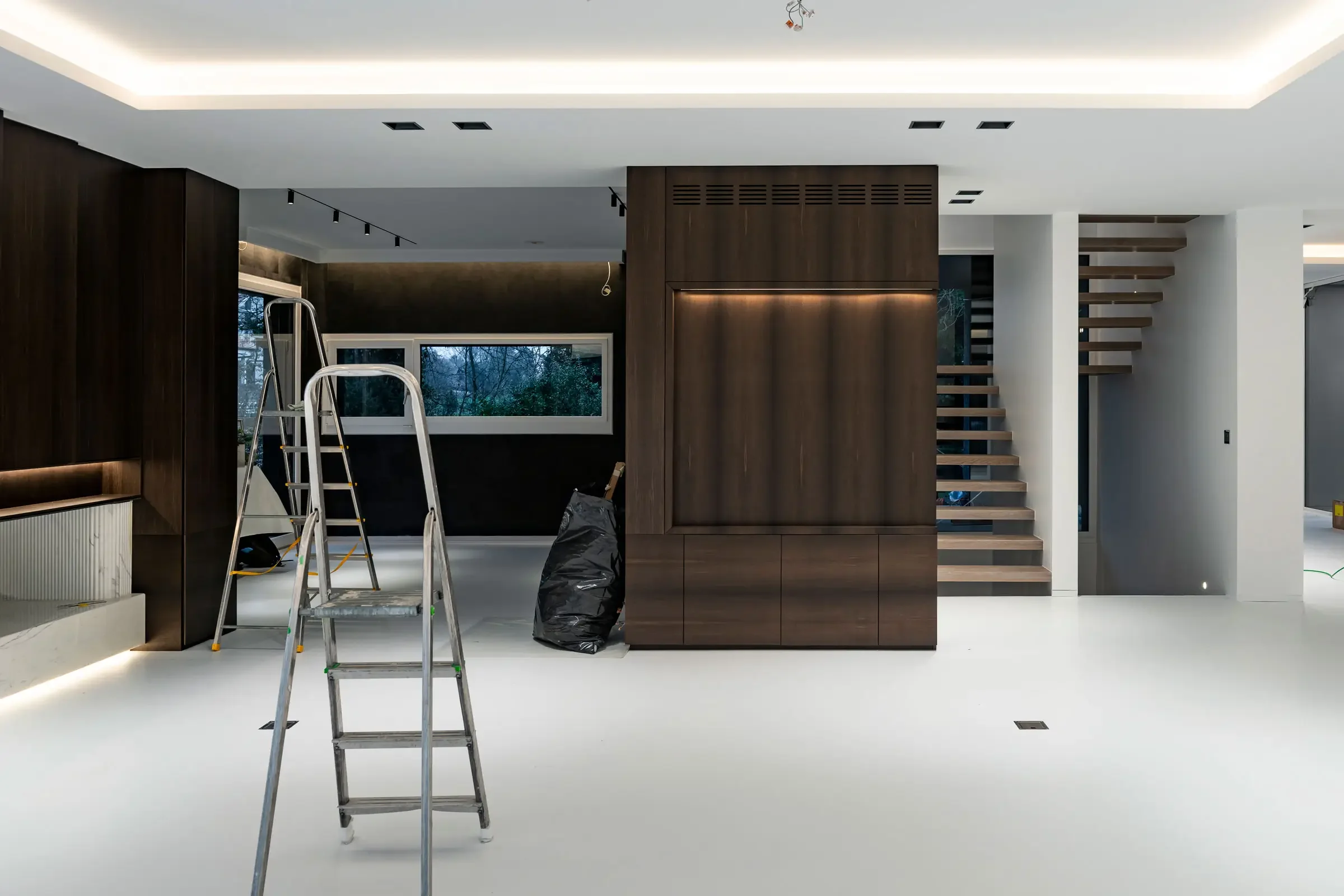  Dans le même élan, l’intérieur est réajusté avec retenue: cuisine agrandie, boiseries reprises, mobilier redessiné. À l’extérieur, portail et accès prolongent cette même grammaire, comme une mise au clair minimaliste qui unifie la maison et ses abor