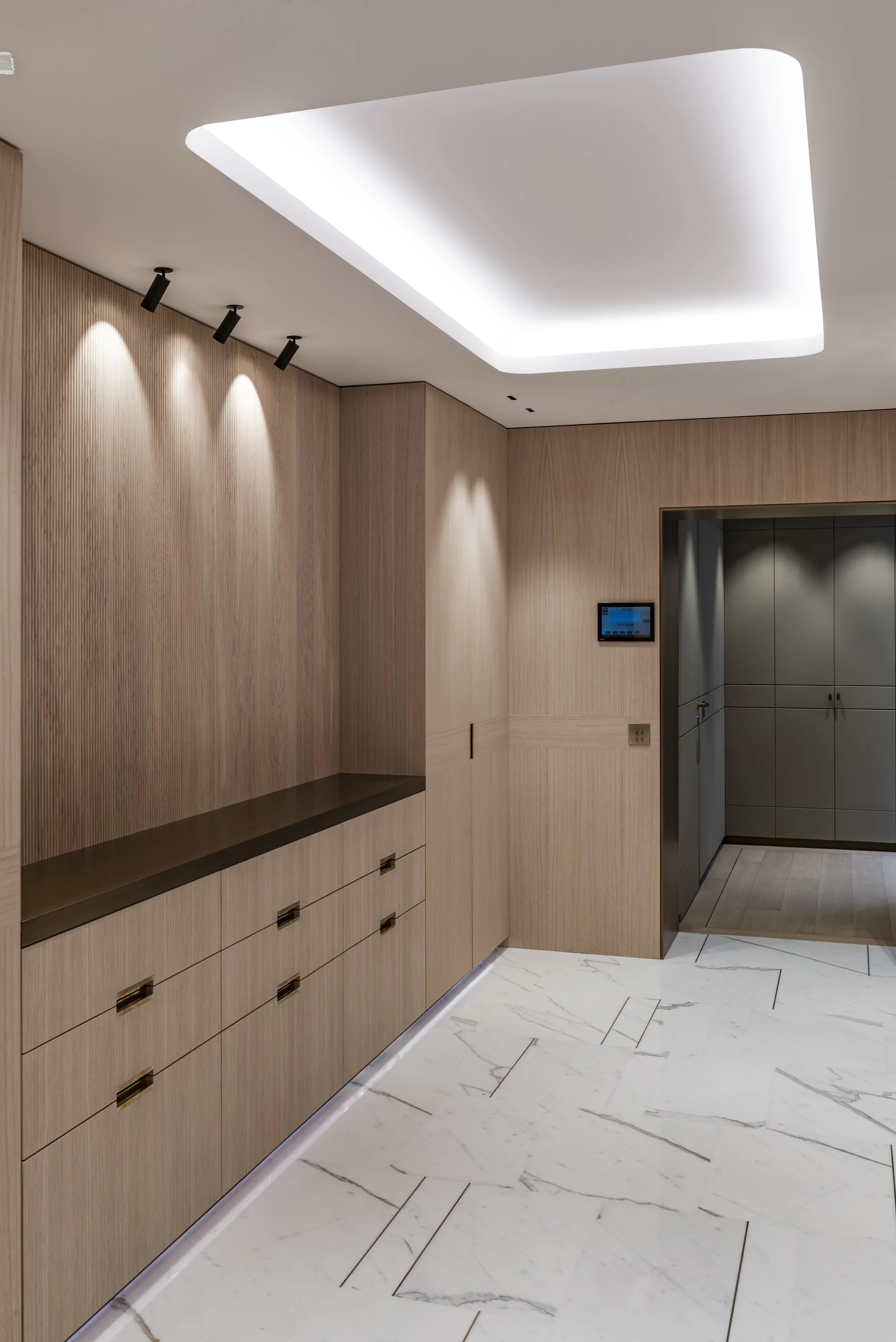  Les menuiseries sur mesure, les détails dessinés pour le projet et le choix des matériaux structurent l’intervention. Pierre, bois et bronze composent une matérialité précise, accompagnée par un projet de lumière étudié pour chaque espace. 