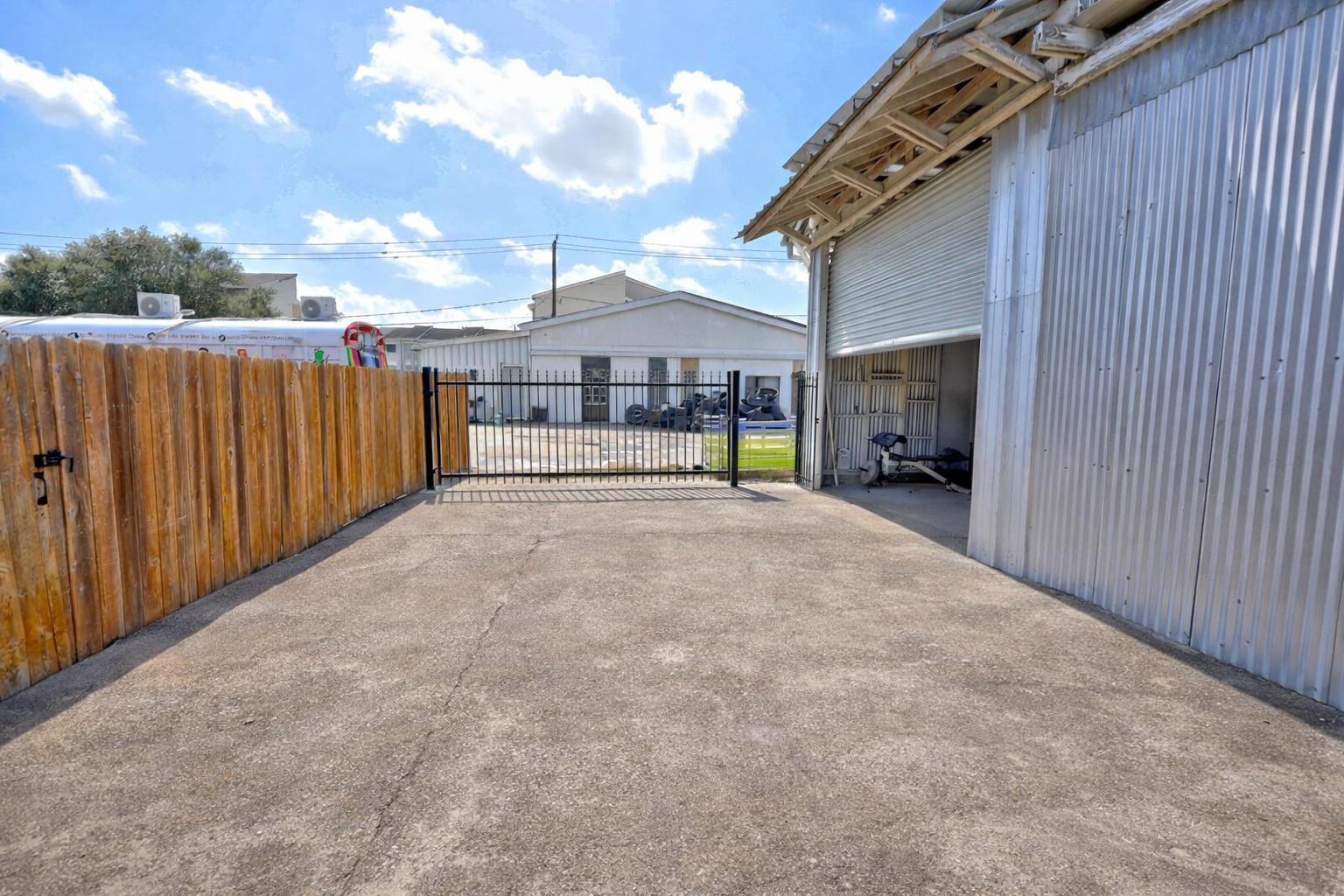 Pearless Street access to Houston TX mixed-use investment property FSBO