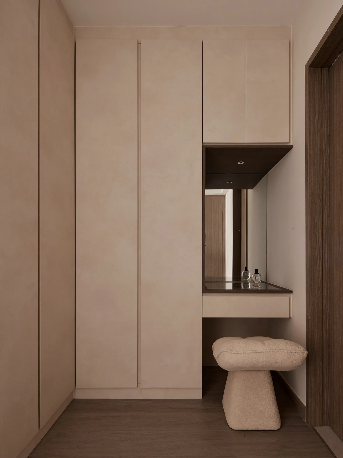 SANKI 「三喜」 

In the master bedroom, a small alcove of reflection. Wood meets glass in a silent arrangement, carving out a private corner for the start of the day.