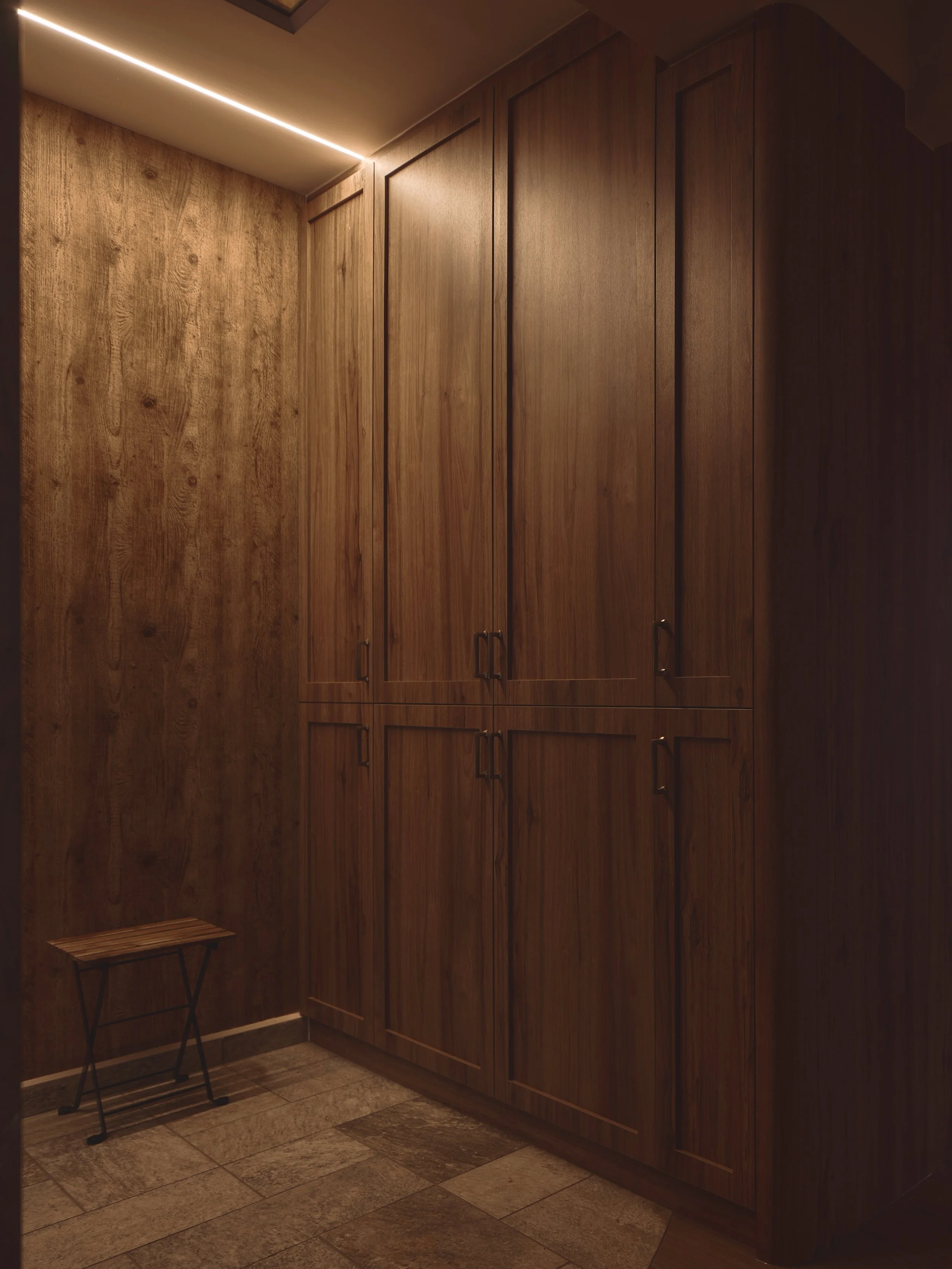 NŌKA 「農家」

Before the warmth finds you, the wood does. NŌKA 「農家」 begins at the door.