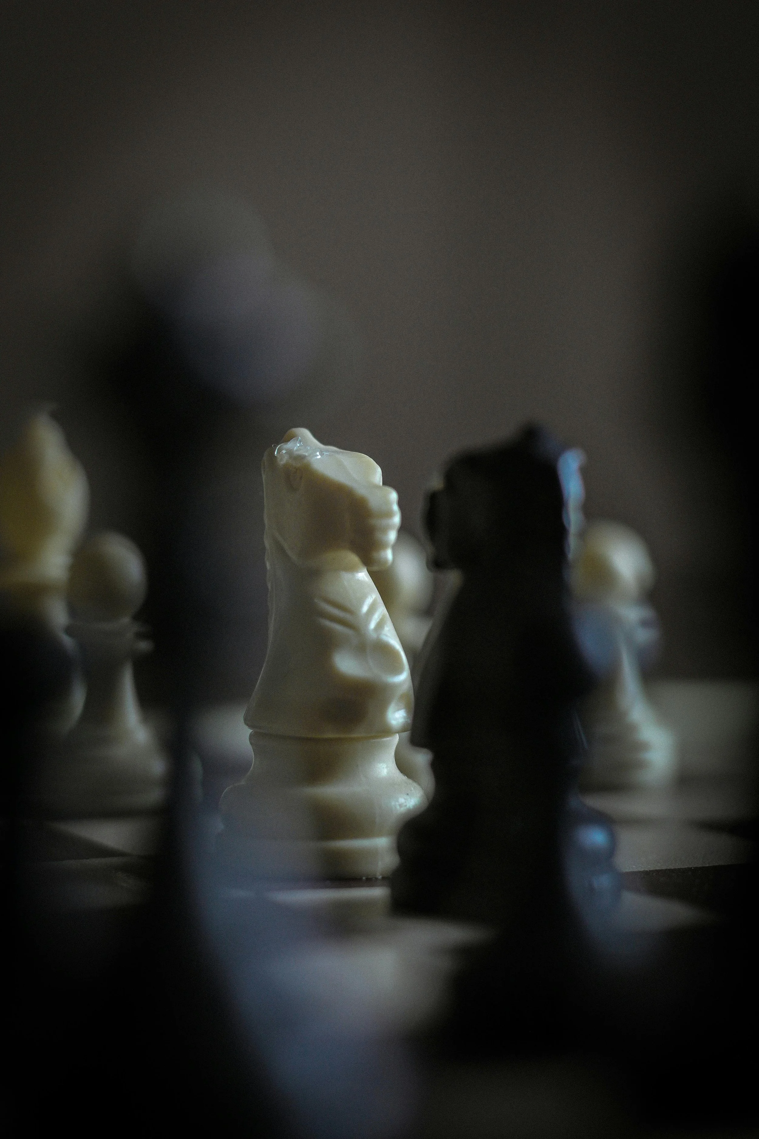 Strateji ve karar süreçlerini temsil eden satranç tahtası detayı