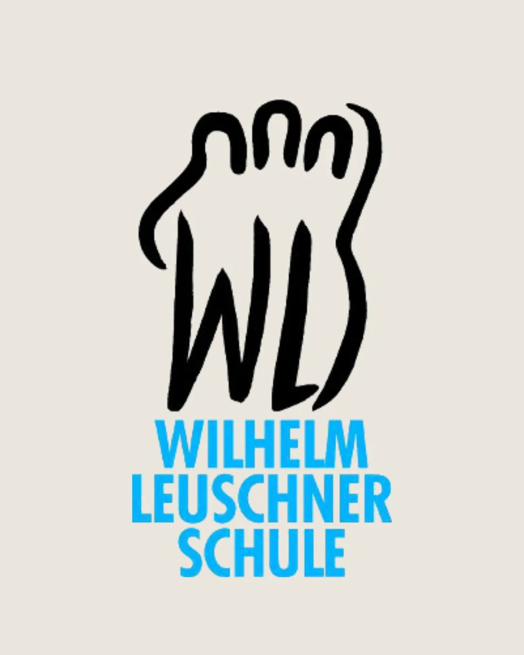 Ein stilisiertes Schwarz-Weiß-Logo von drei sich umarmenden Menschen mit der Abkürzung 'WLS' darunter, gefolgt von dem Text 'Wilhelm Leuschner Schule' in blauer Farbe.