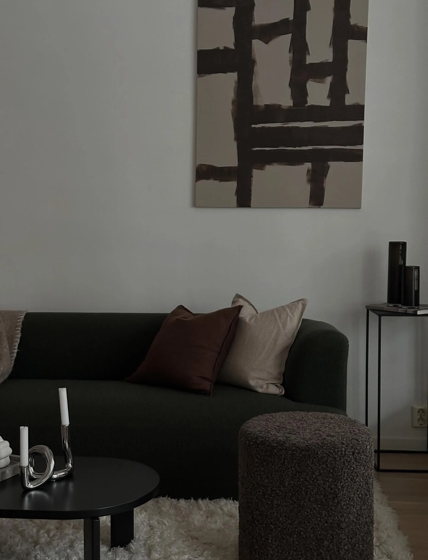 🙌🏼 Dype gr&oslash;nntoner, varme brunnyanser og myke beige detaljer 

#fargepalett #nordiskinteri&oslash;r #jordtoner #stueinspirasjon #interi&oslash;rinspo