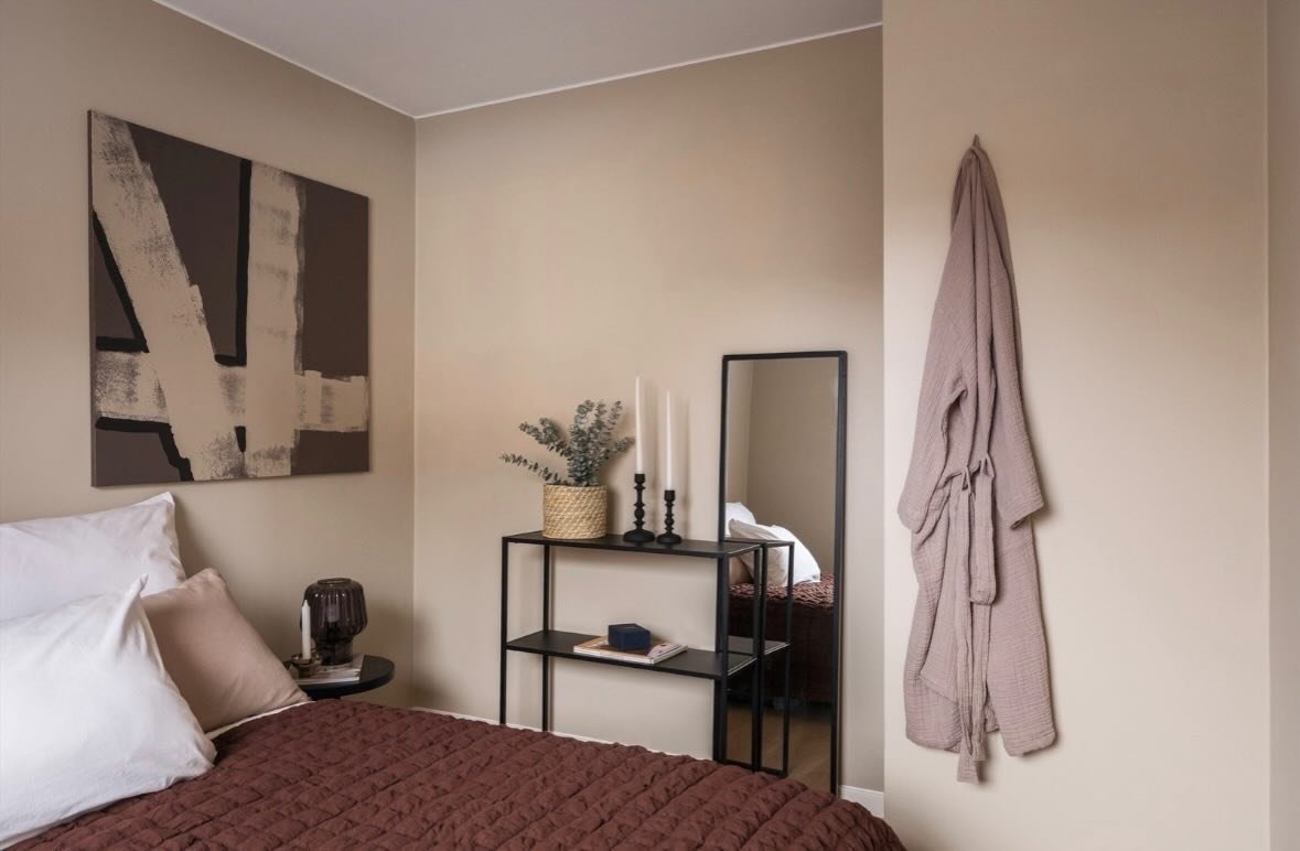 ☁️ Et rom der stillheten f&aring;r plass 

📸: @tigerstadenboligfoto 

#hverdagsro #interi&oslash;rdetaljer #soverkos #nordiskinteri&oslash;r #hjemmef&oslash;lelse