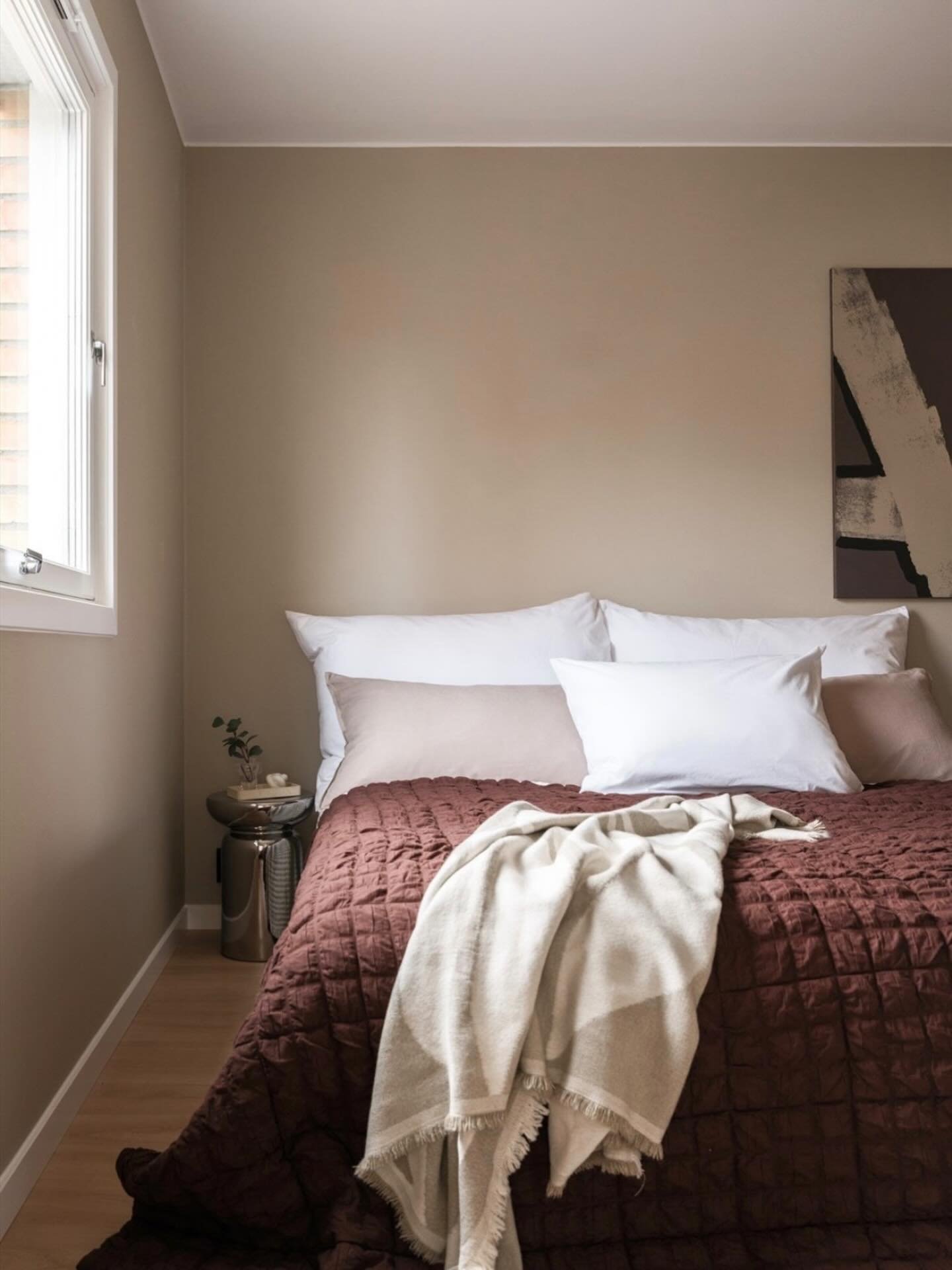 🤎 Et soverom som inviterer til hvile og hverdagsluksus

📸: @tigerstadenboligfoto 

#soverom #interi&oslash;r #hjemmekos #nordiskstil #roligstemning