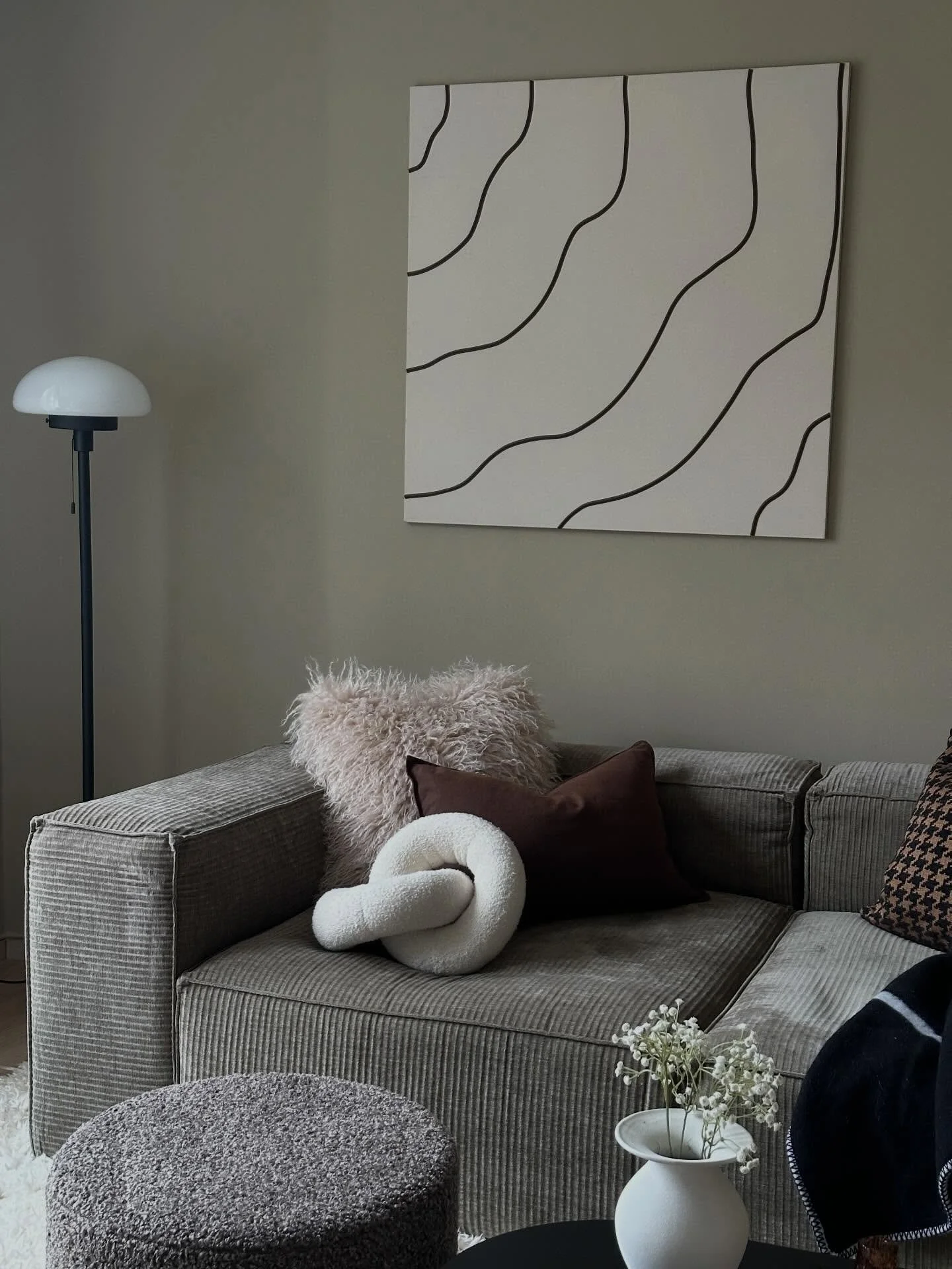 🟤🌾☁️

#sofastyling #nordiskinteri&oslash;r #hjemmedetaljer #modernlivingroom #interiorgoals