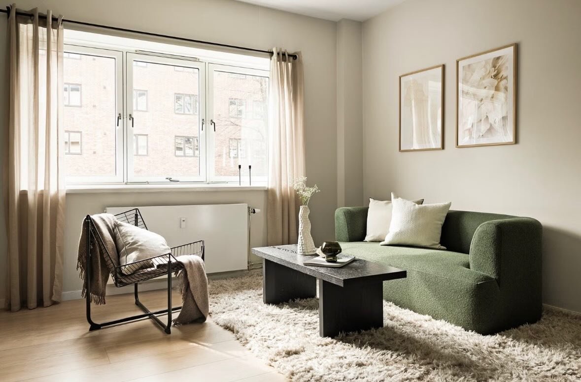 Rolig stemning og myke toner &ndash; et lite pusterom hjemme 💚☁️🌾

📸: @studio_oslo_as 

#skandinaviskhjem #interi&oslash;rinspirasjon #roligestunder #hjemmeglede #n&oslash;ytraletoner