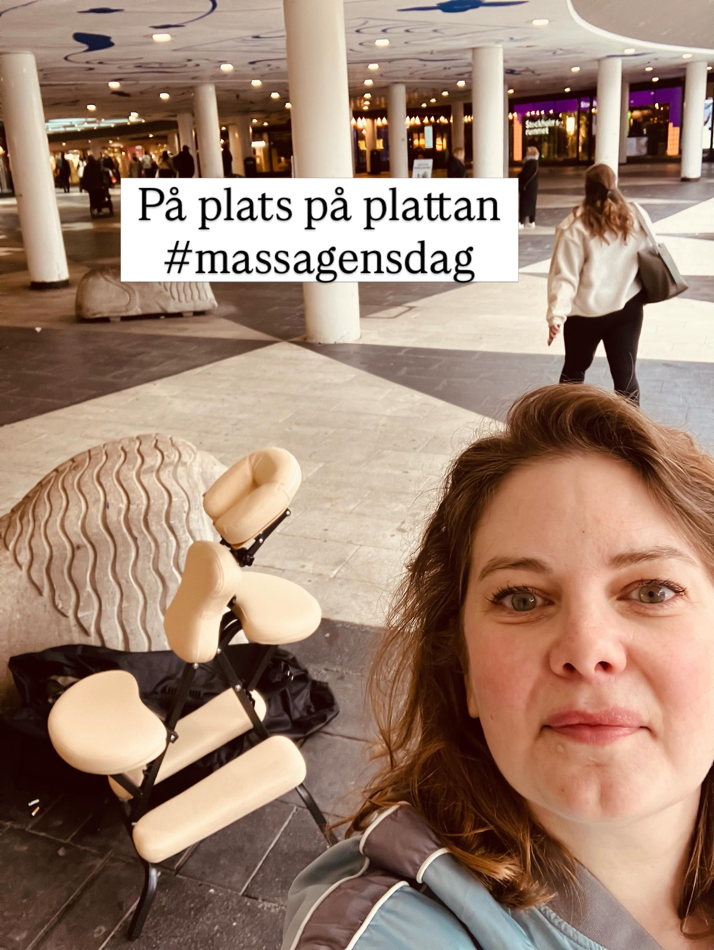 St&aring;r under tak p&aring; Sergels Torg fram till 14 idag, gratis massage och scratch therapy till dig som kommer f&ouml;rbi