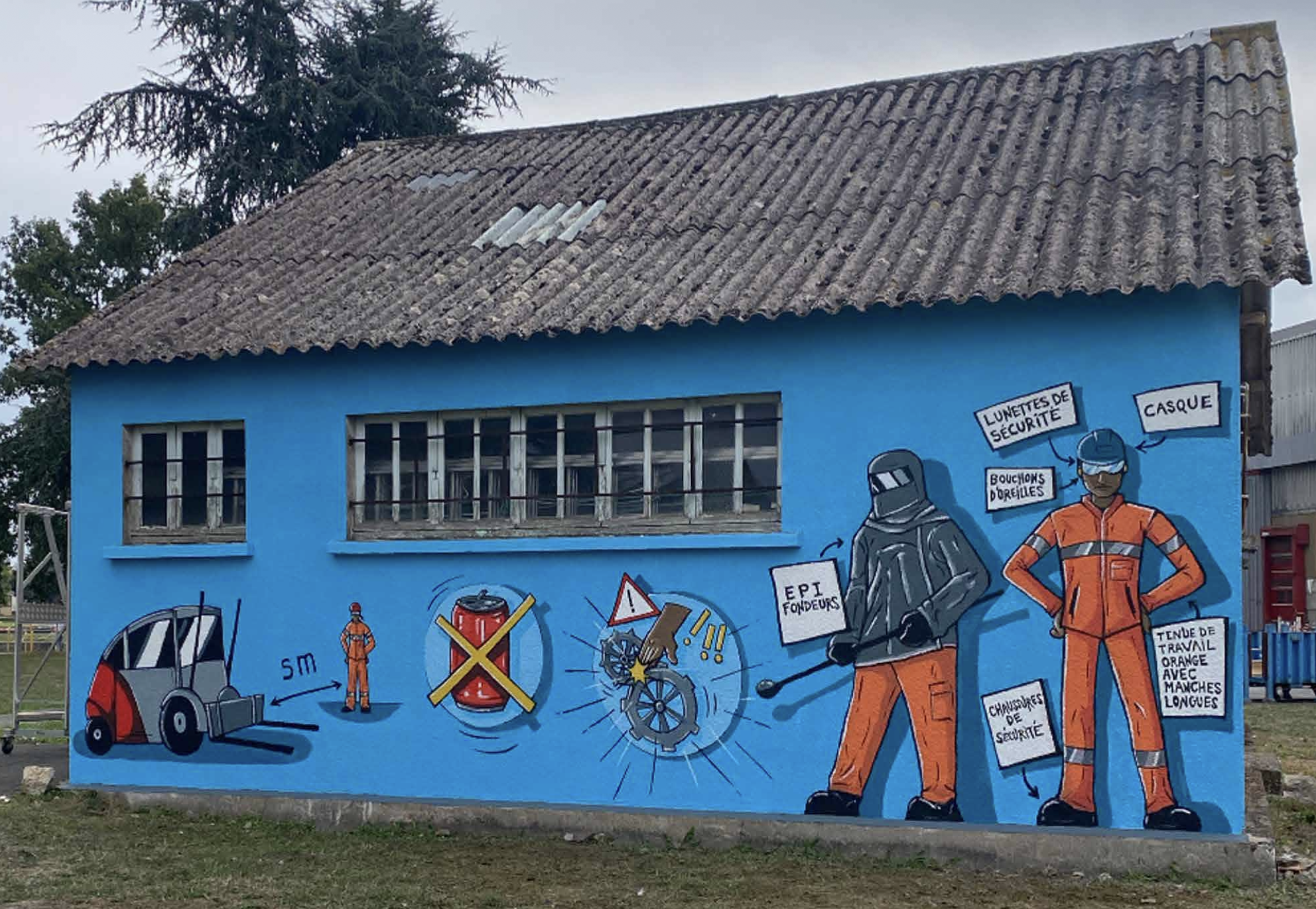 Photo llustrant les équipements de sécurité pour les travaux, incluant un casque, des lunettes de sécurité, des bouchons d'oreilles, un costume orange avec manches longues, un EPI pour fondeurs, un extincteur, et un appareil de nettoyage.