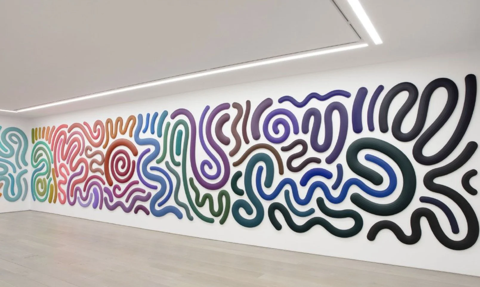 Murale abstraite colorée avec des lignes ondulées et spirales."