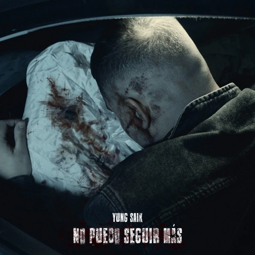 Joven con cabeza cortada y sangre, apoya su cabeza en una bolsa de plástico con manchas de sangre, en un ambiente oscuro y sin luz natural