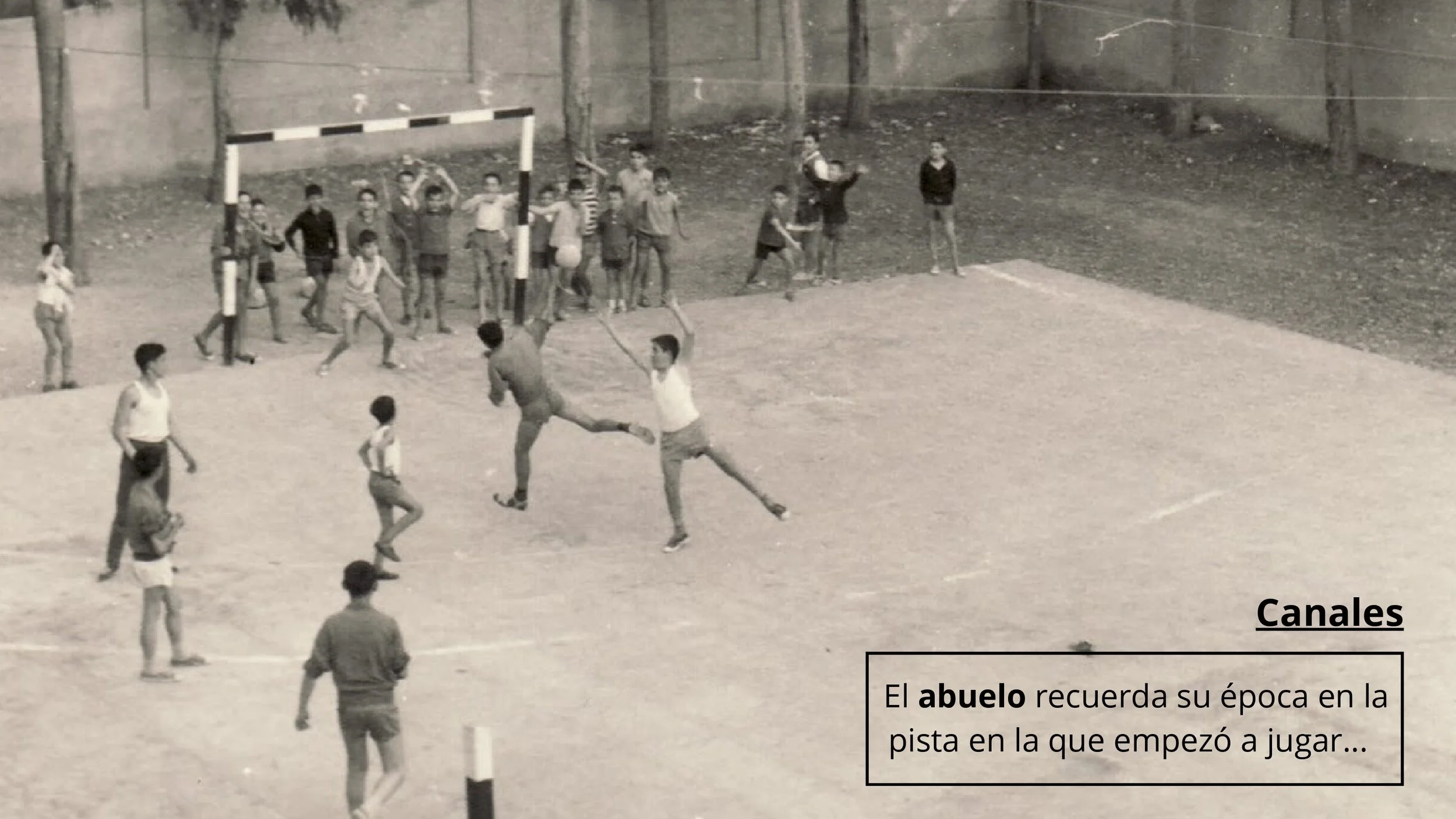 Fotografía antigua en blanco y negro de un campo de juego donde un grupo de niños y adultos participan en una partida de fútbol, con una cerca de fondo y un muro. En la esquina inferior derecha, un texto que dice: "Canales. El abuelo recuerda su época en la pista en la que empezó a jugar...".