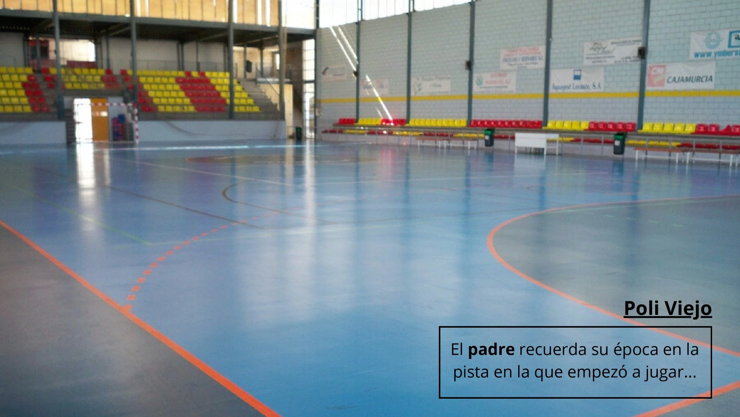 Pista de una cancha de baloncesto en un gimnasio cerrado con asientos amarillos y rojos, y paredes con anuncios. Texto en la esquina inferior derecha que dice: "Poli Viejo. El padre recuerda su época en la pista en la que empezó a jugar..."