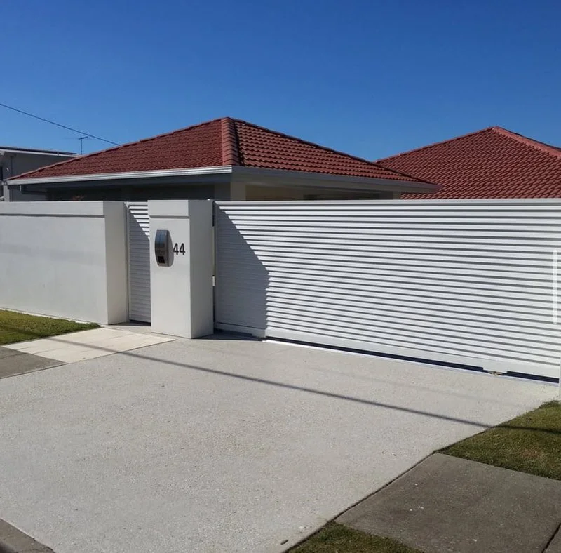 solid-white-rendered-block-fence.jpg