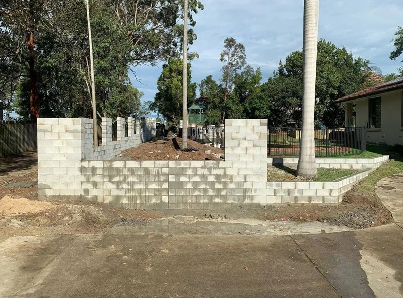 block-boundary-fence-wide-pillars-planters.jpg