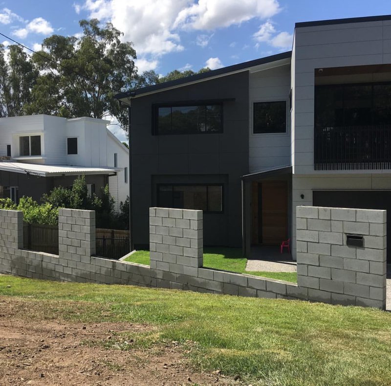 block-front-fence-wide-pillars.jpg
