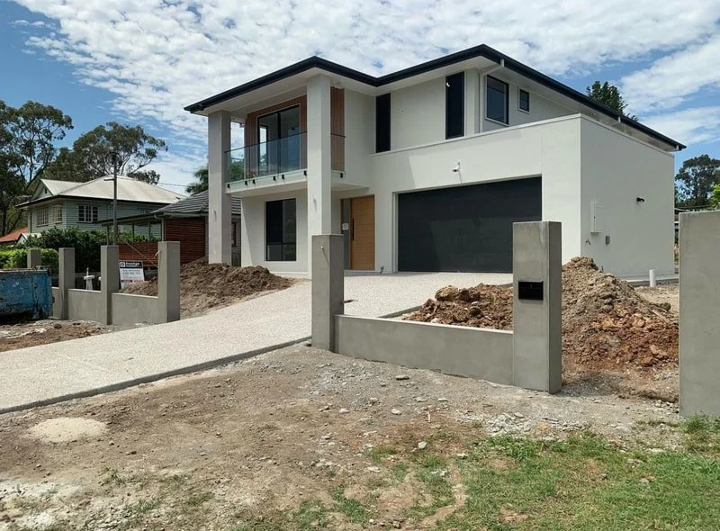 block-fence-protruding-pillars.jpg