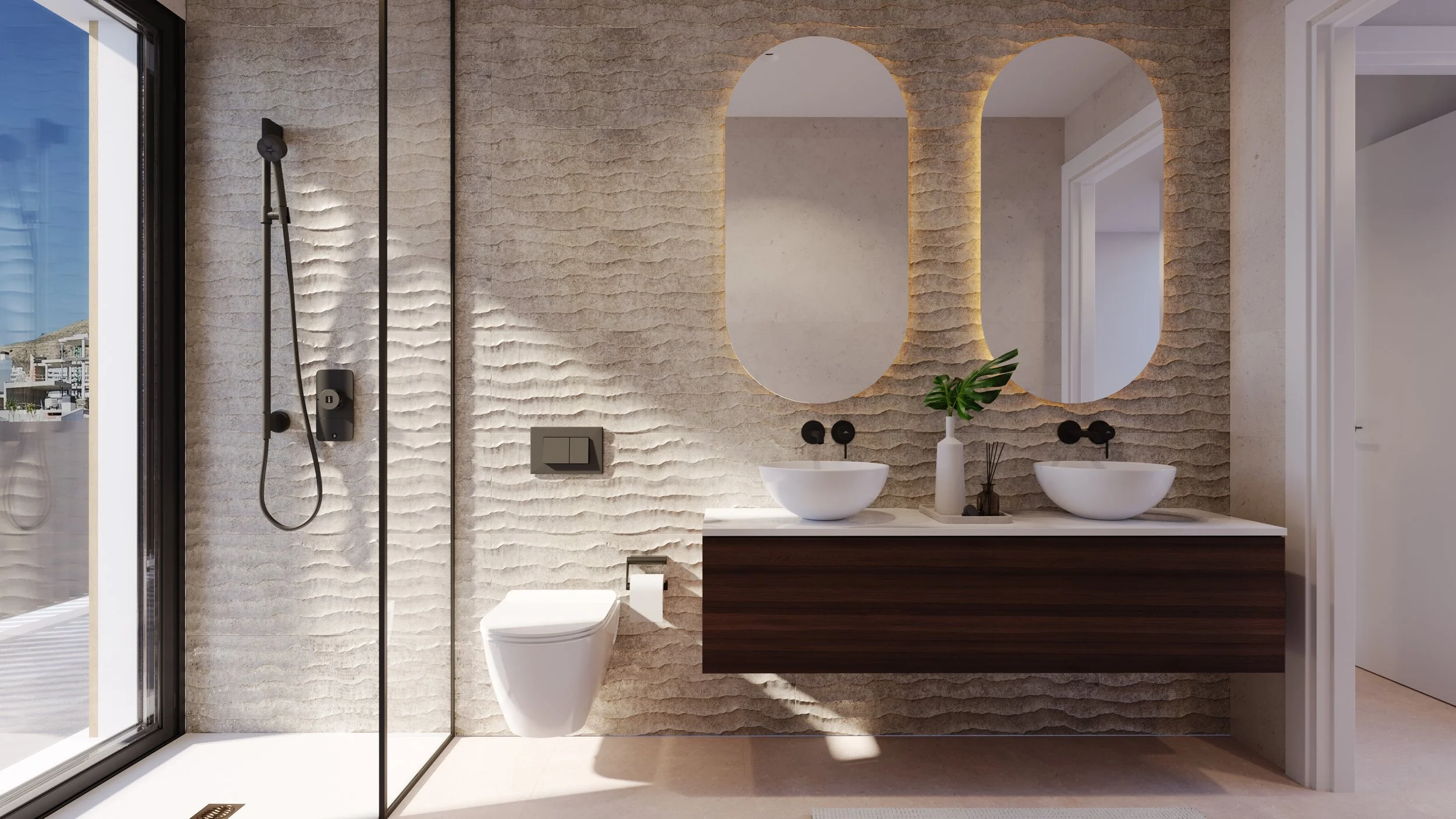 Baño moderno con pared texturizada, espejos ovalados, lavabo sobre mueble de madera, ducha con puerta de cristal, y accesorios en negro.