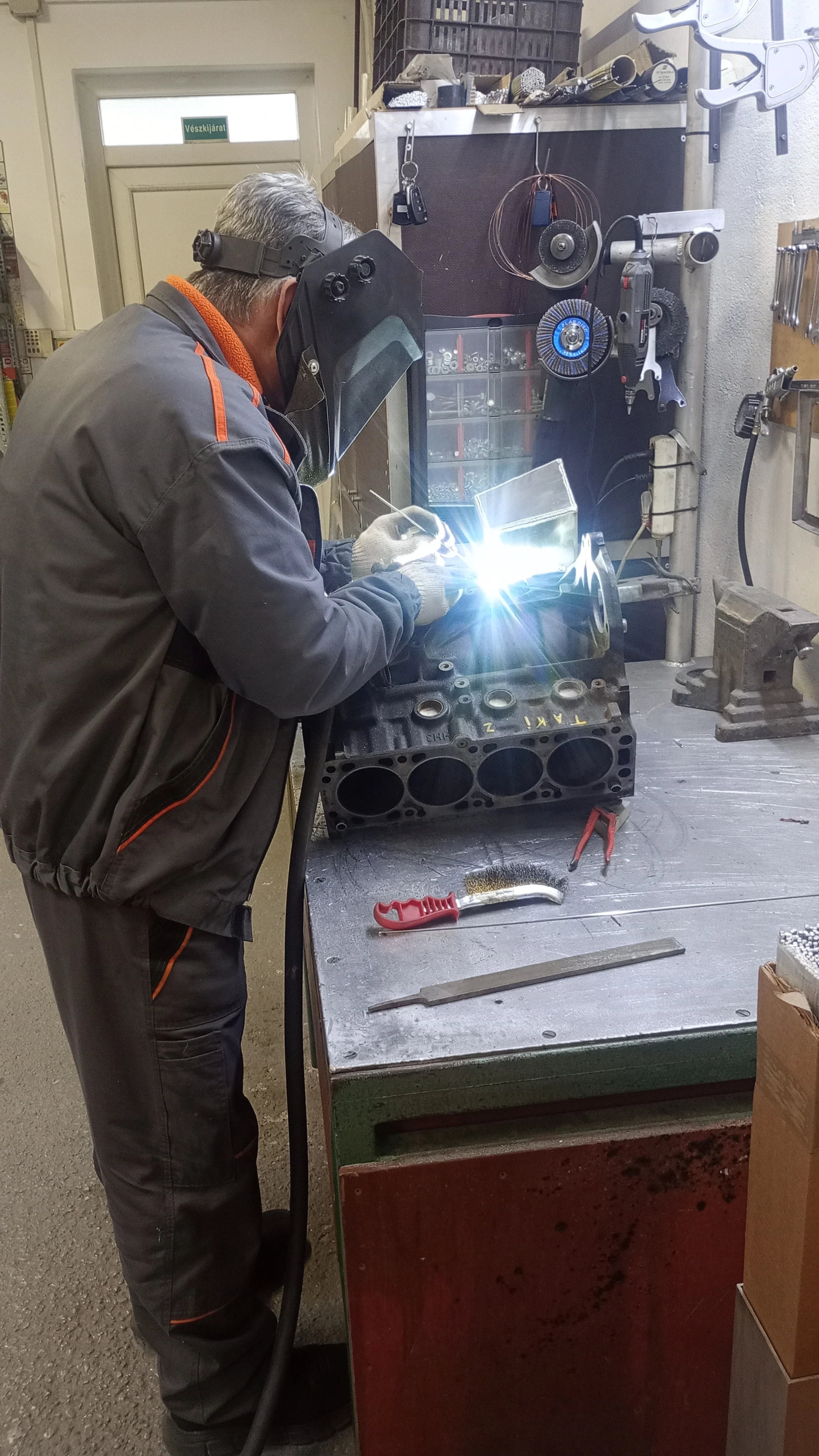AVI/TIG munka közben