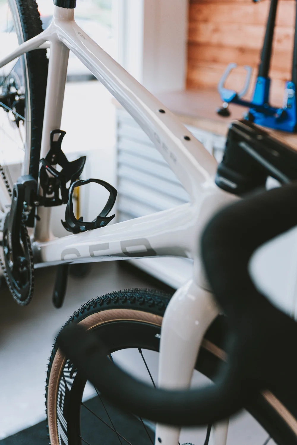 Close-up van een schoon racefietsframe