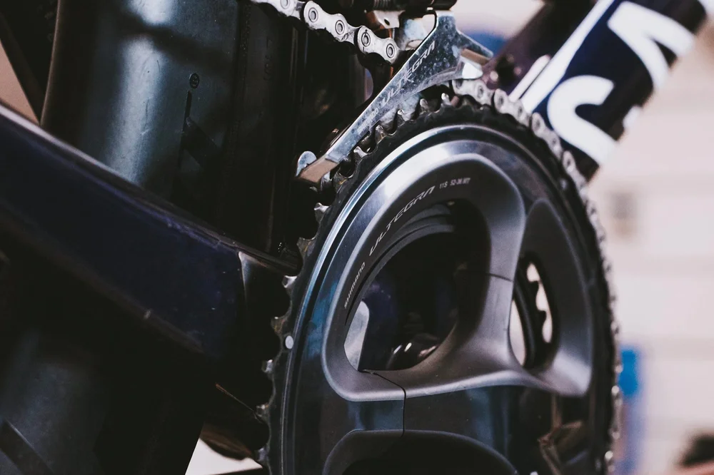 Close-up van een Shimano Ultegra crankstel en voorderailleur