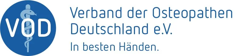 Logo des Verbands der Osteopathen Deutschland e.V. mit einem blauen Kreis, einem stilisierten medizinischen Symbol und dem Text 'Verband der Osteopathen Deutschland e.V. In besten Händen.'