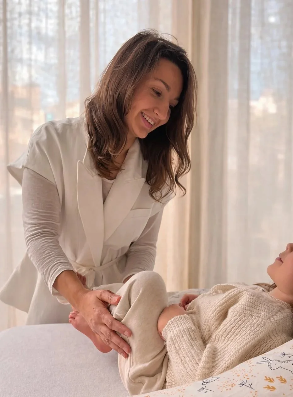 (femme + jeune fille)
Eva Rousseau, praticienne énergétique à Angers, lors d'une séance d'accompagnement avec une enfant
