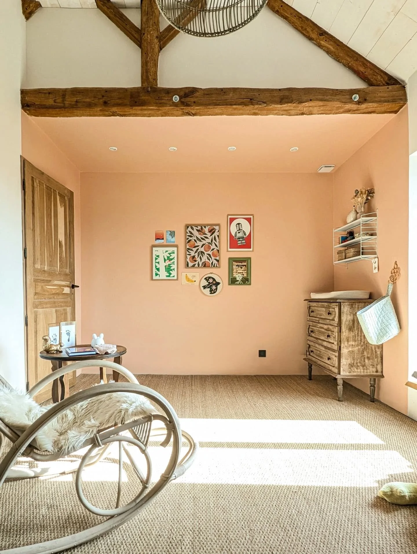 | PROJET BRULIS 🍑 | Un cocon tout doux pour petite Alice

La couleur Peach Fuzz (Pantone 2024) s'invite dans sa chambre pour cr&eacute;er une ambiance chaleureuse et pleine de tendresse. On mixe les murs p&ecirc;ches, les jolis meubles chin&eacute;s