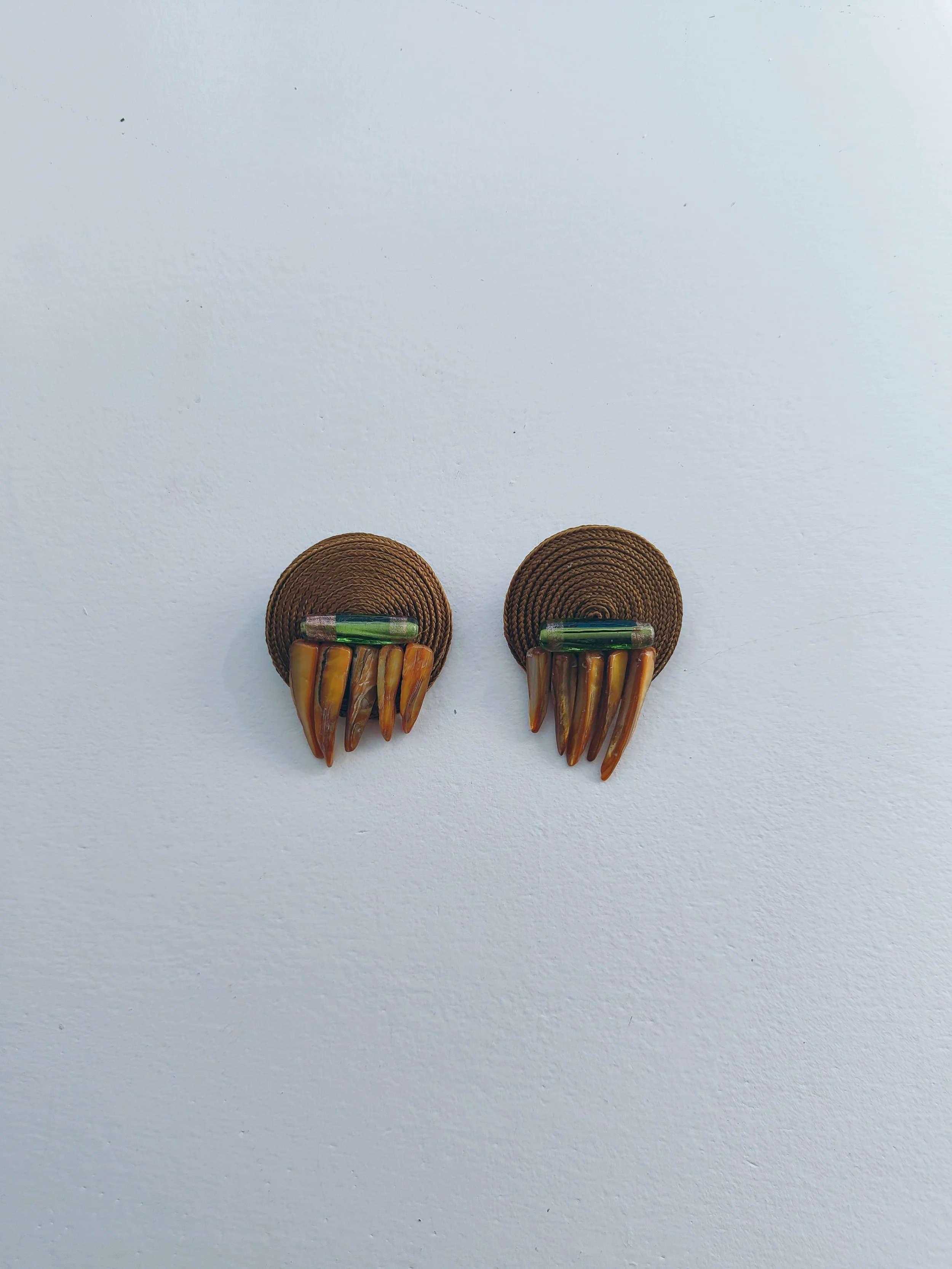 Thorn earrings - Amber Shell