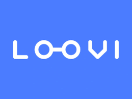 Logotipo com fundo azul e letras brancas, formando a palavra 'LOOUI'