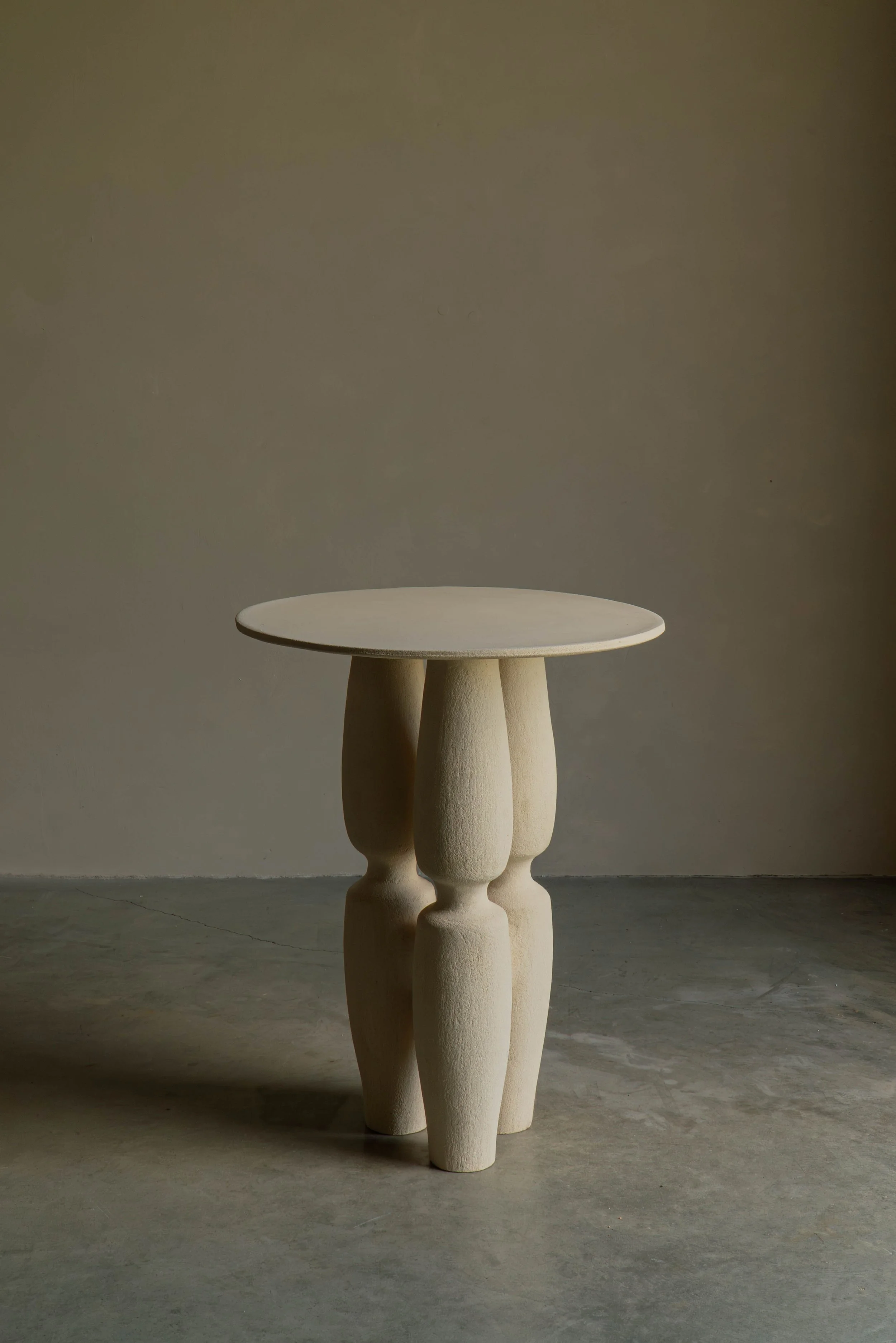PEDESTAL TABLE