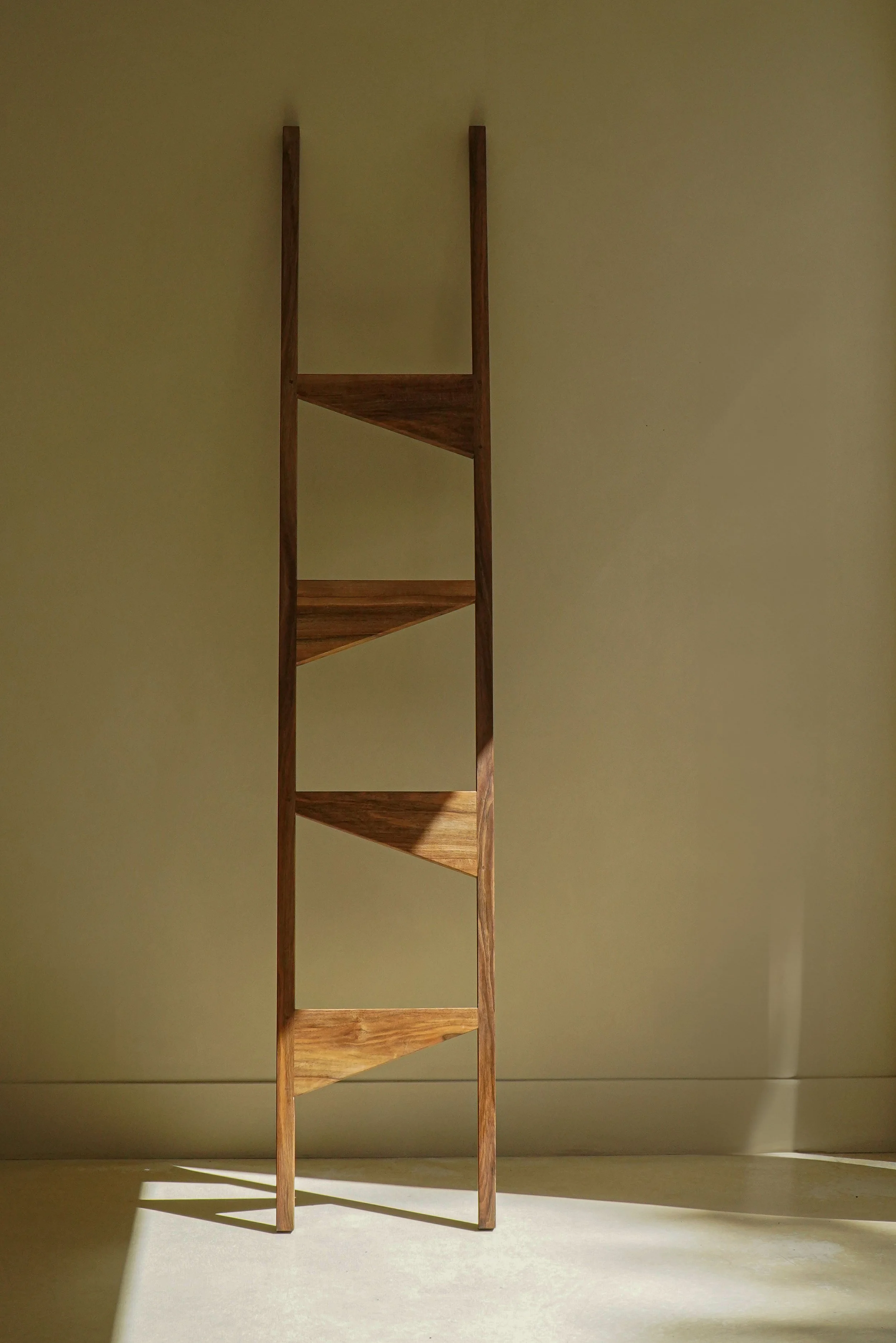 ÉCHELLE INVITÉE WALNUT