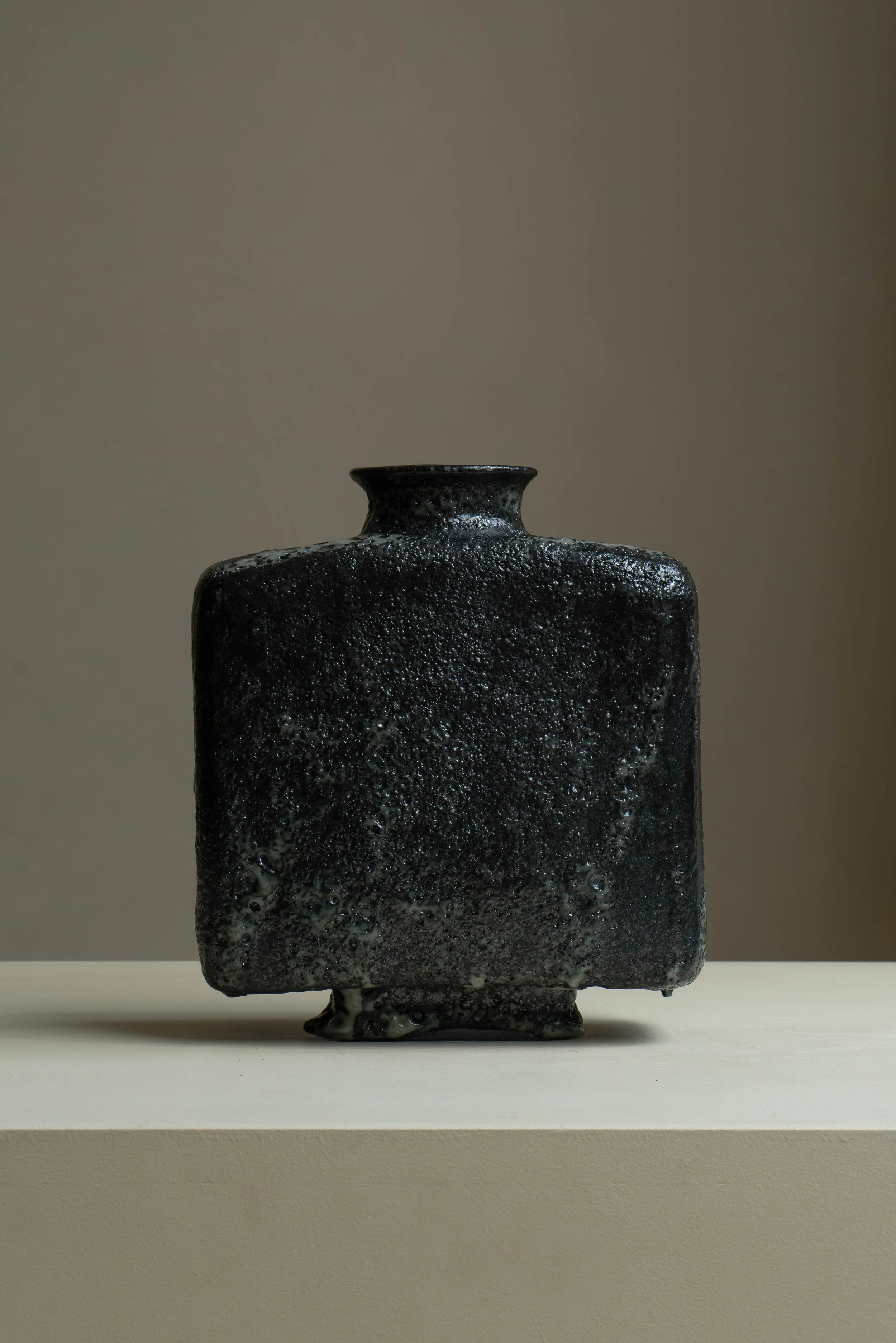 BLACK VASE
