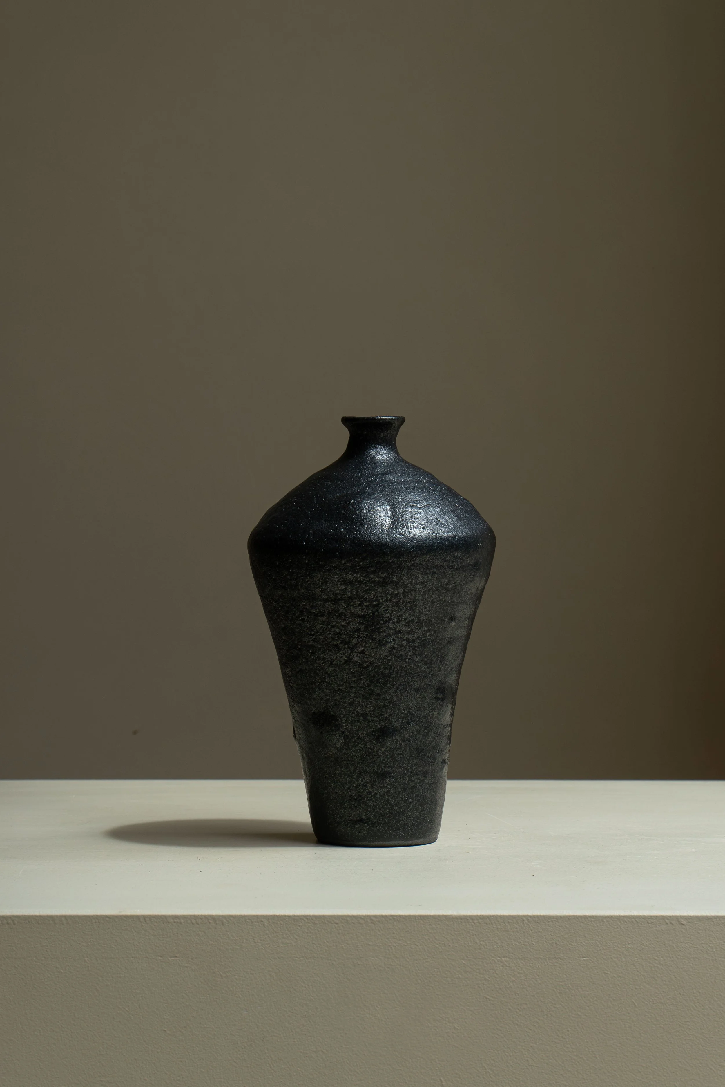 BLACK SHOULDER VASE