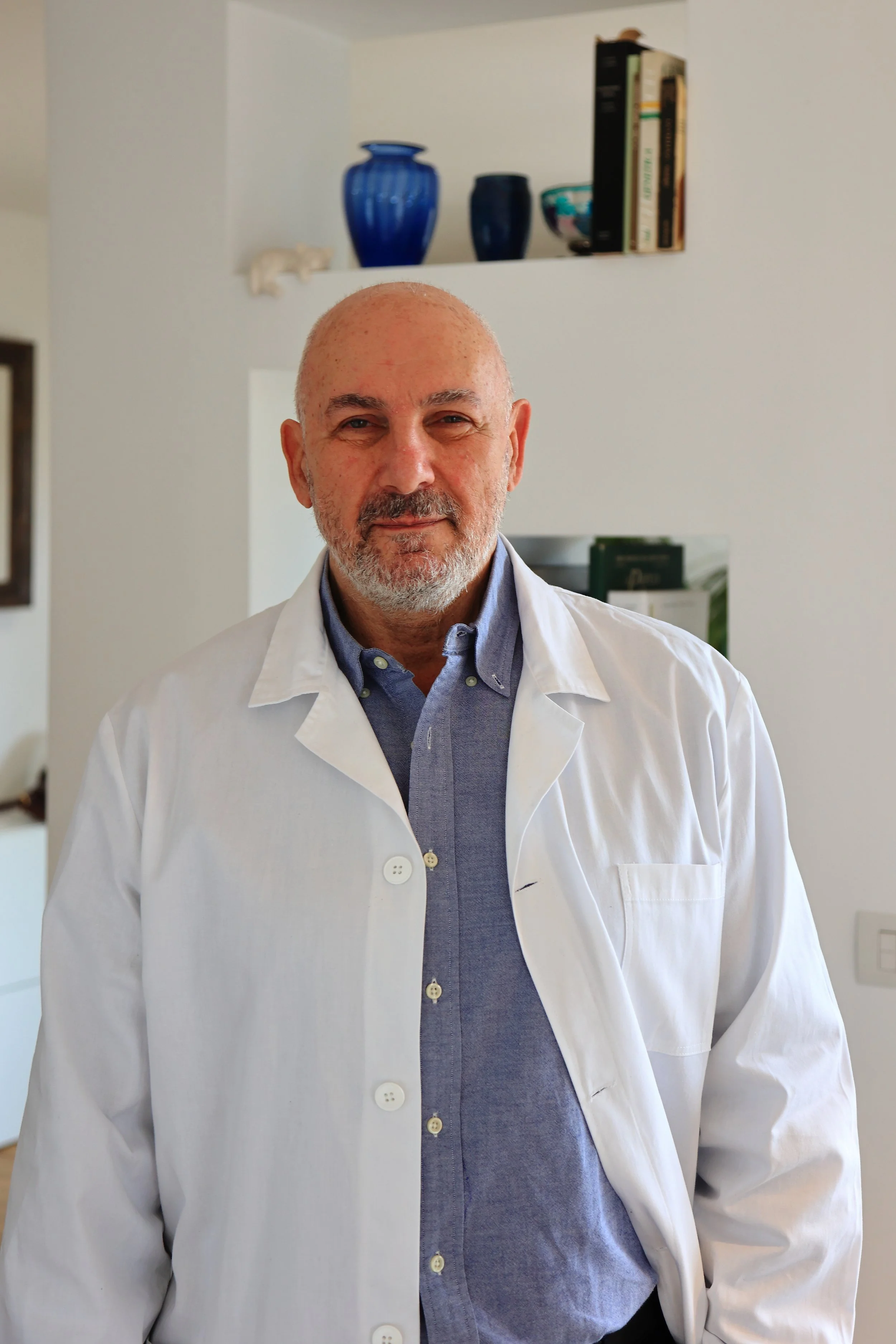 Dr Roberto Maugeri medico nutrizionista nel suo studio