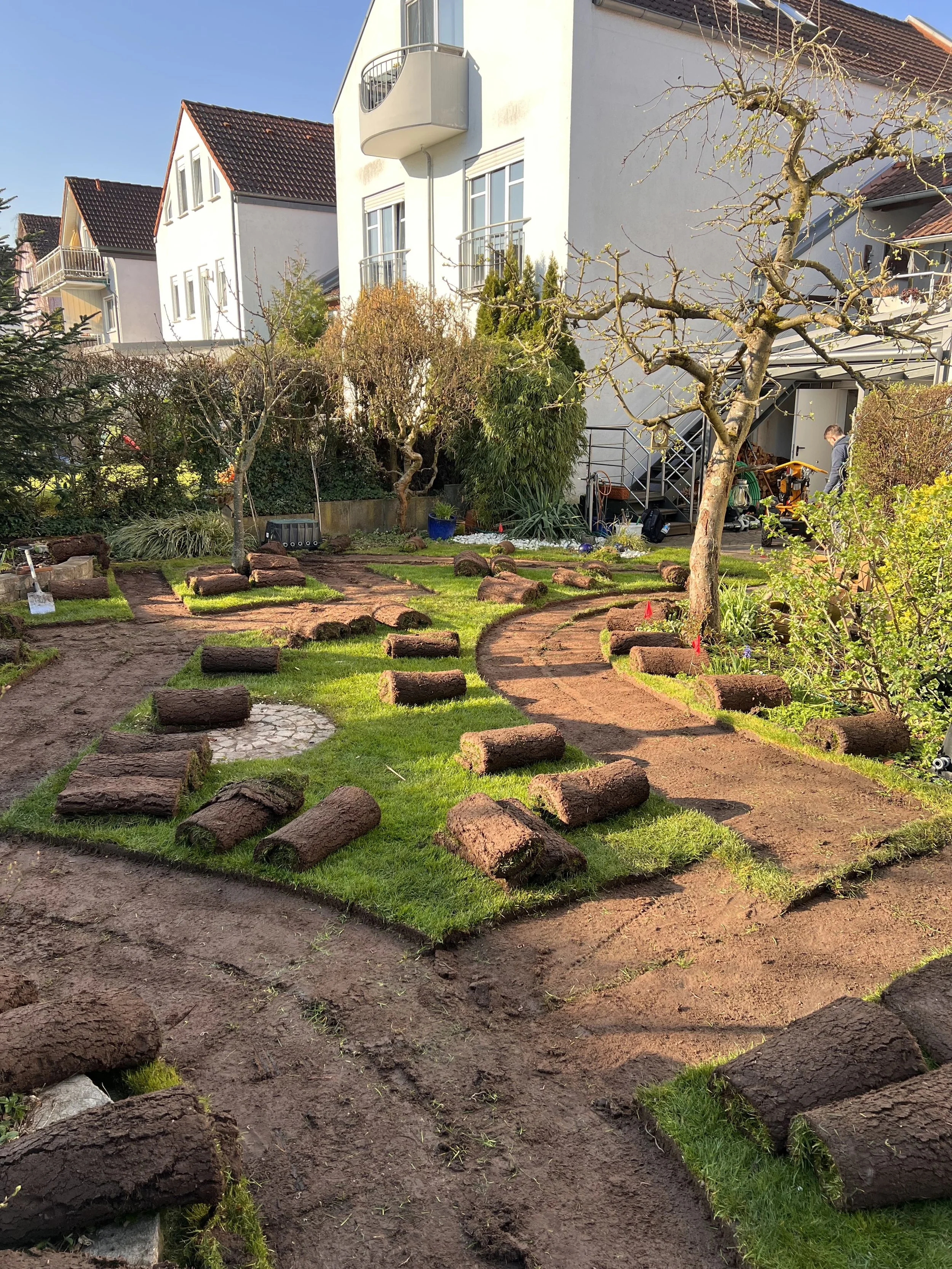 Abgeschälter Rasen – Vorbereitung für die Leitungsverlegung