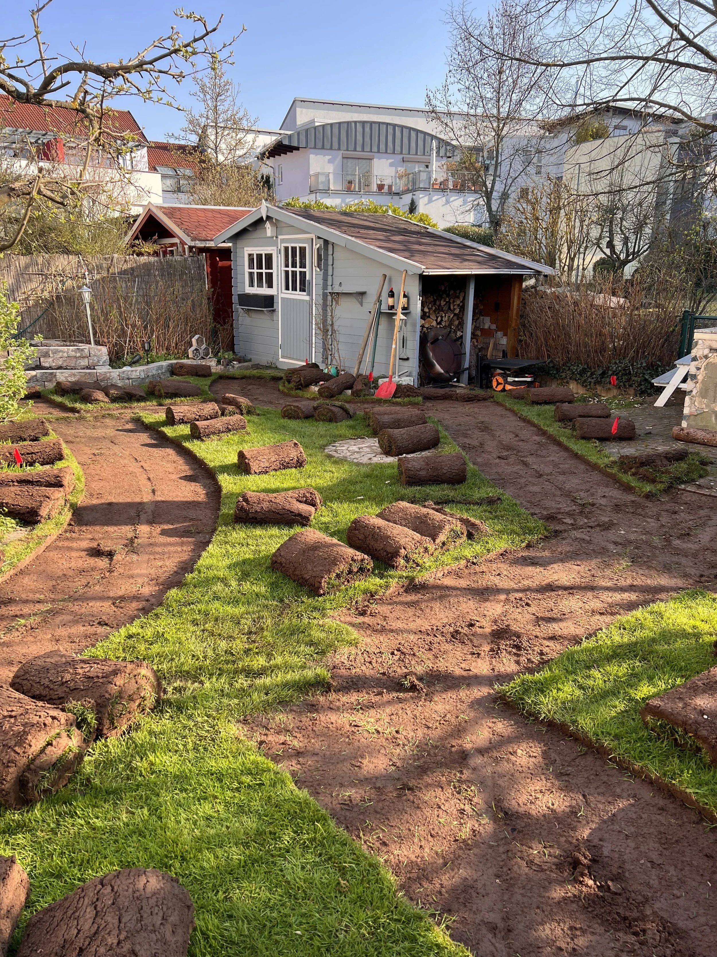 Abgeschälter Rasen – Vorbereitung für die Leitungsverlegung