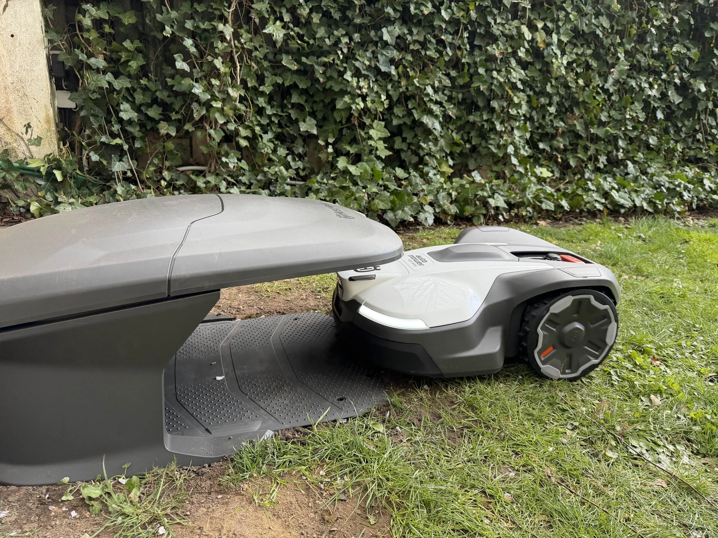 Automower Garage – wettergeschützte Park- und Ladestation